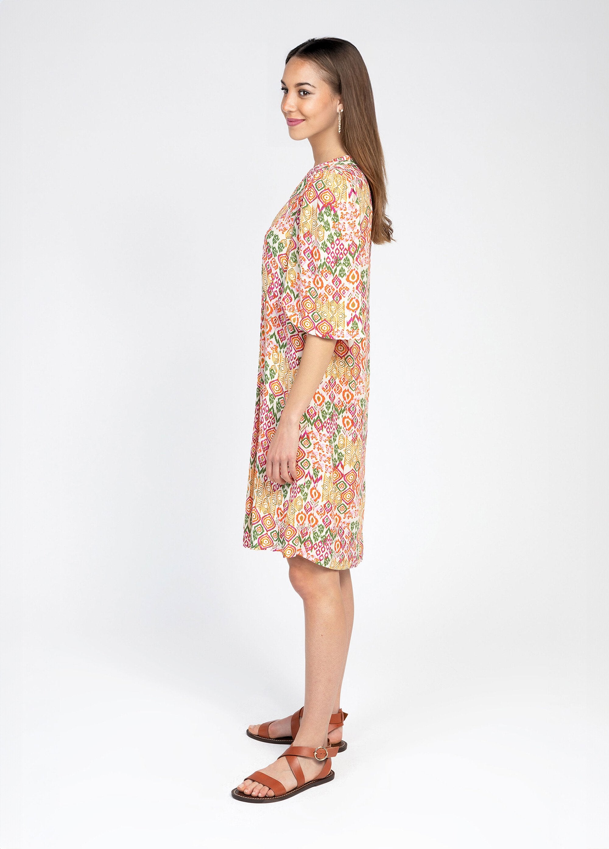 Soepelvallende_jurk_met_etnische_print_en_V-hals_Rode_afdruk_GA1_slim