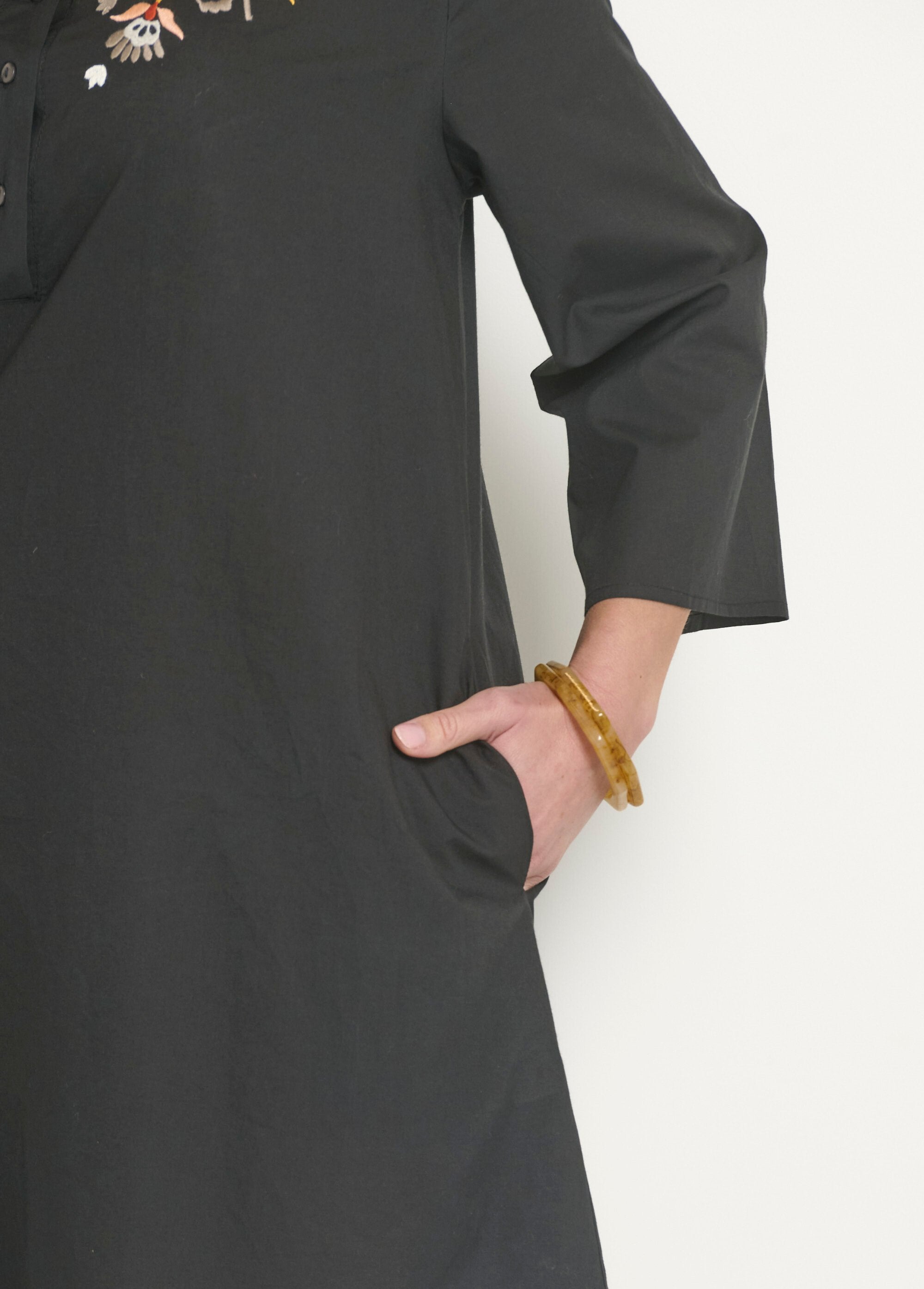 3/4_mouw_jurk_met_kleurrijk_borduurwerk_Noir_DE2_slim