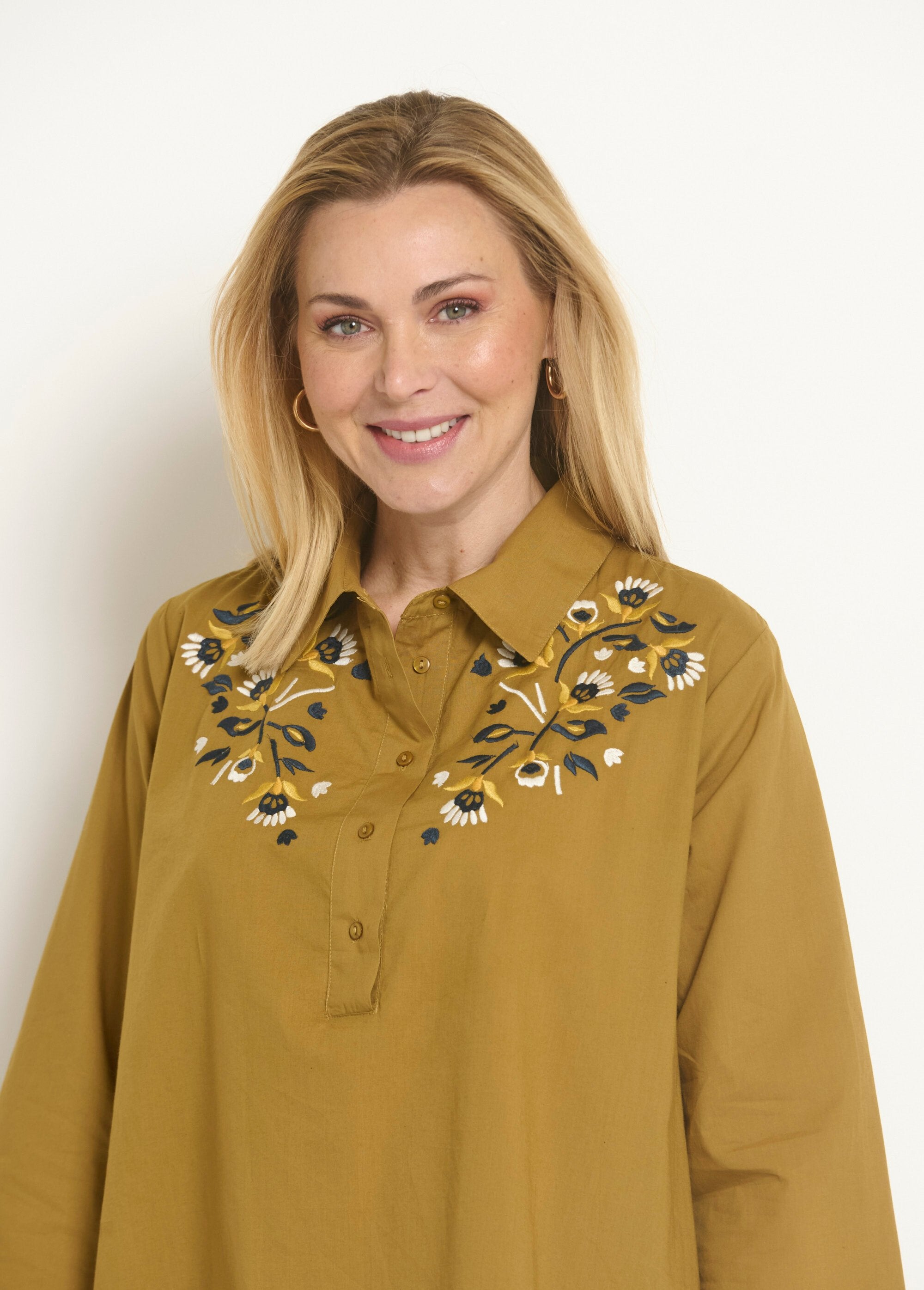 3/4_mouw_jurk_met_kleurrijk_borduurwerk_Noisette_DE1_slim