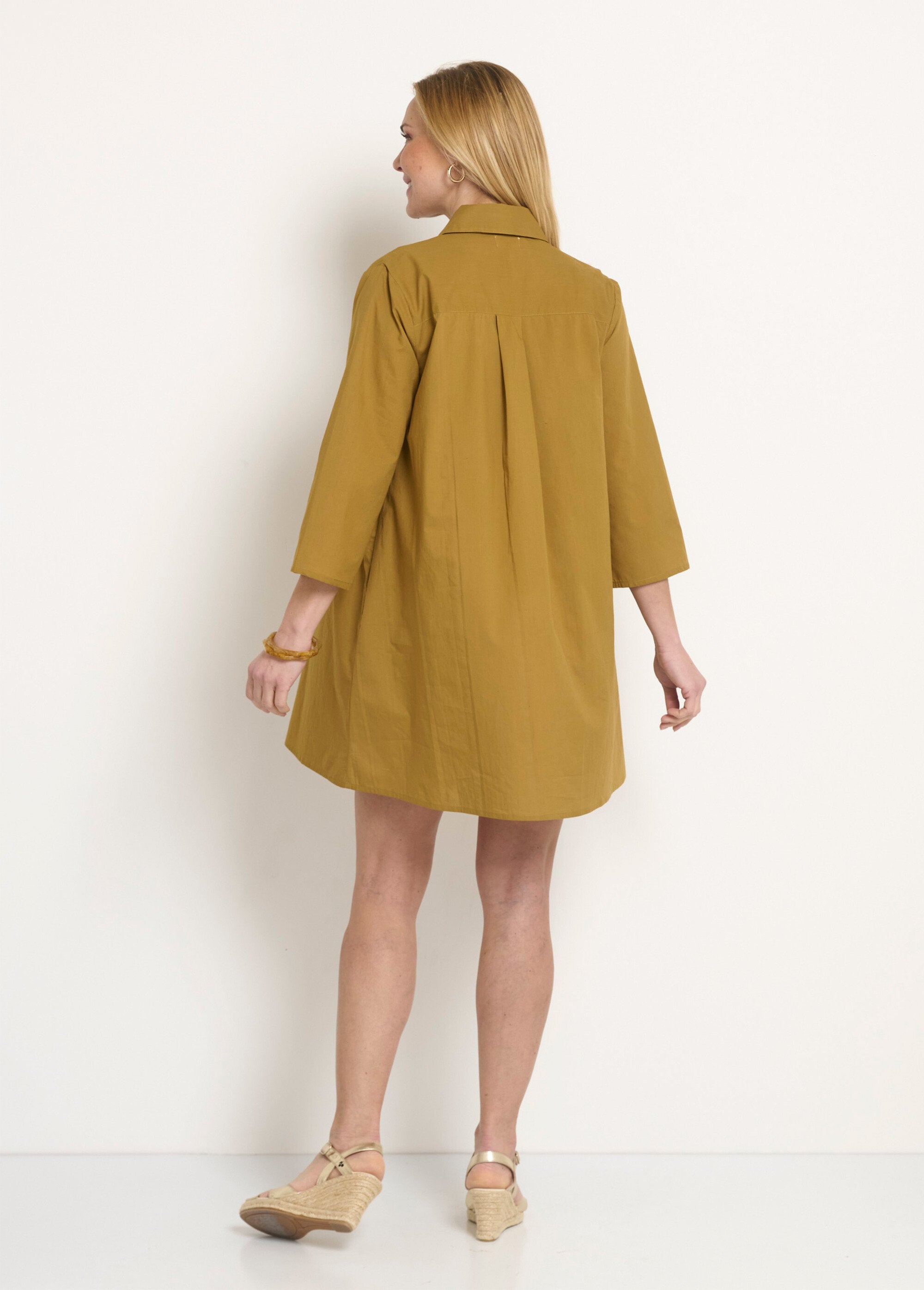 3/4_mouw_jurk_met_kleurrijk_borduurwerk_Noisette_DO1_slim