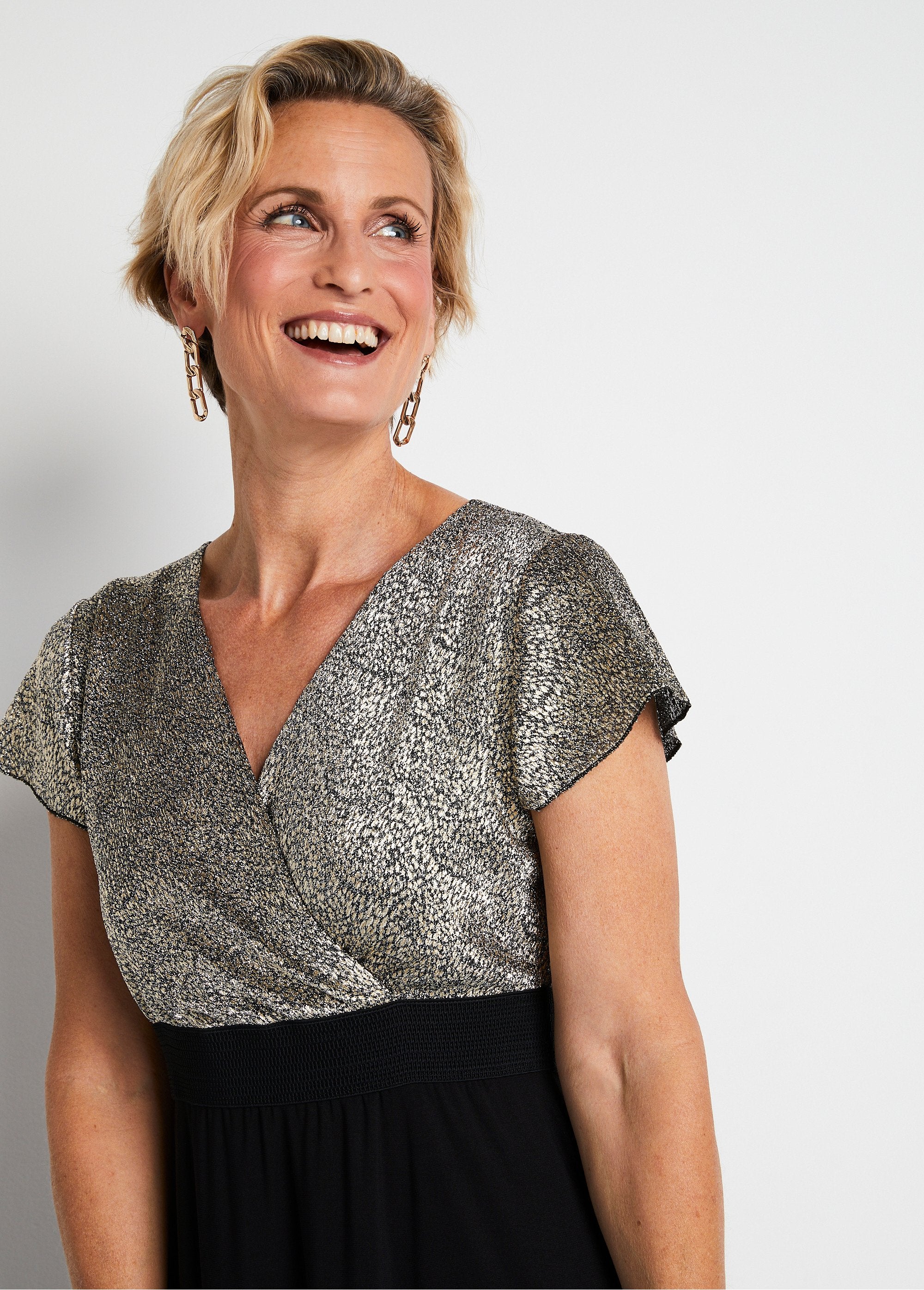 Tweekleurige_wikkeljurk_Zwart_en_goud_DE1_slim