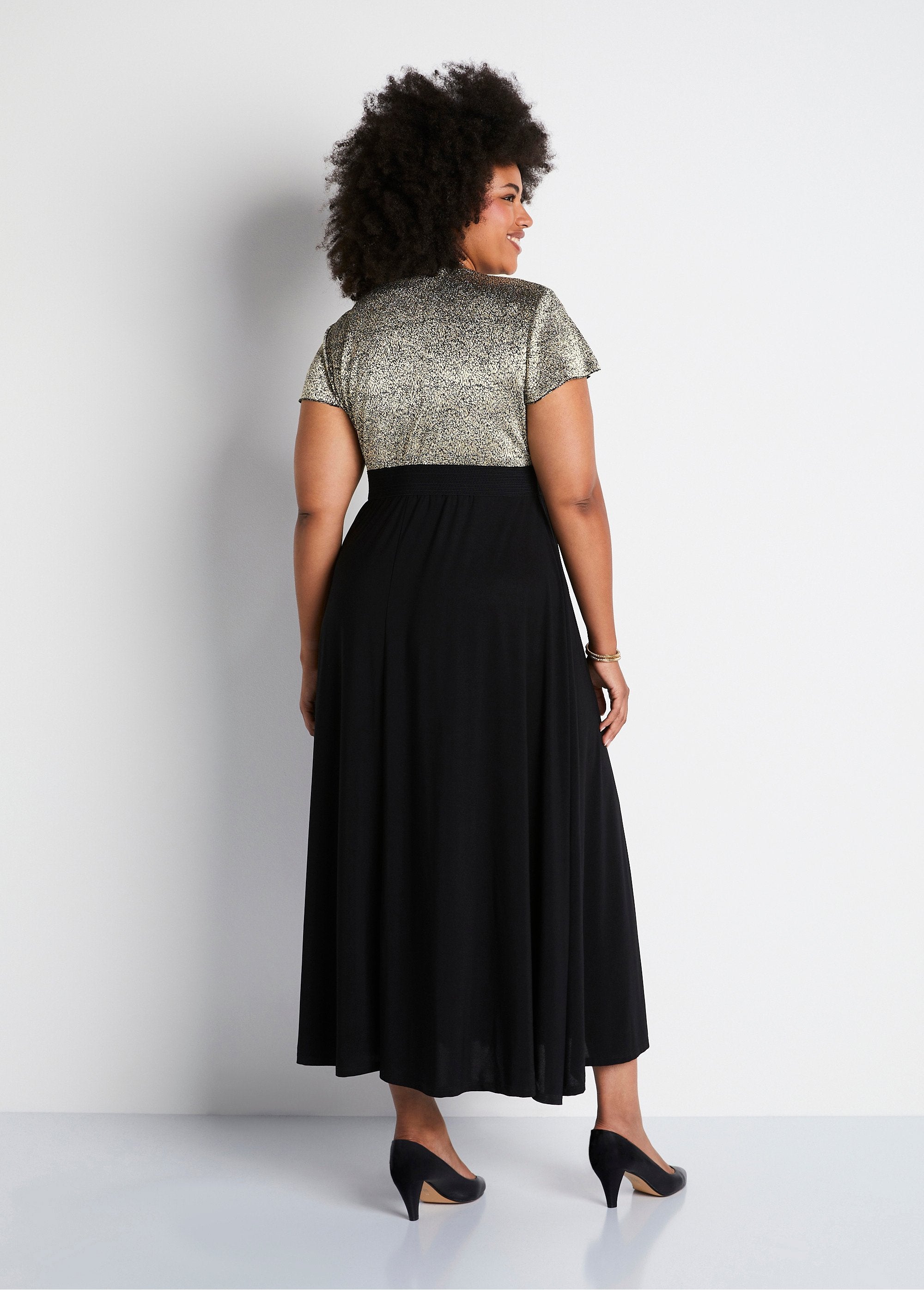 Tweekleurige_wikkeljurk_Zwart_en_goud_DO1_curvy