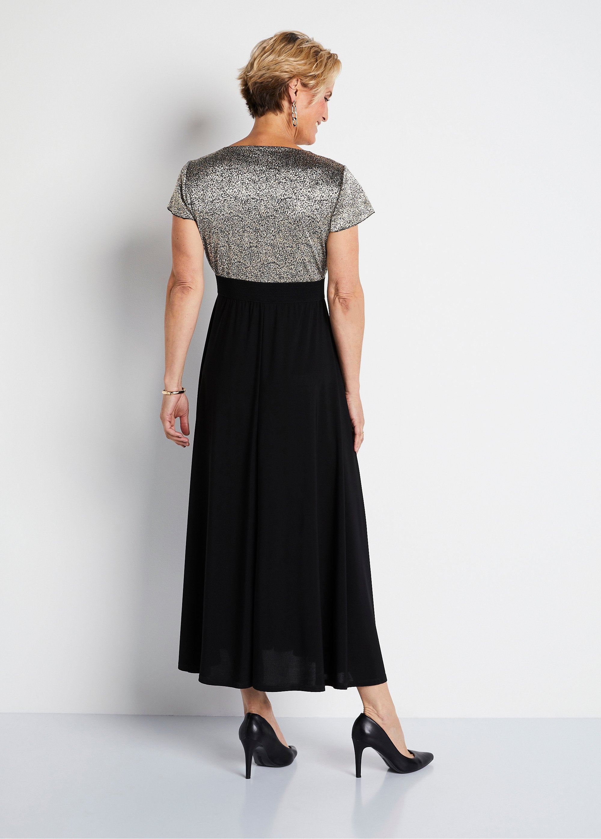 Tweekleurige_wikkeljurk_Zwart_en_goud_DO1_slim