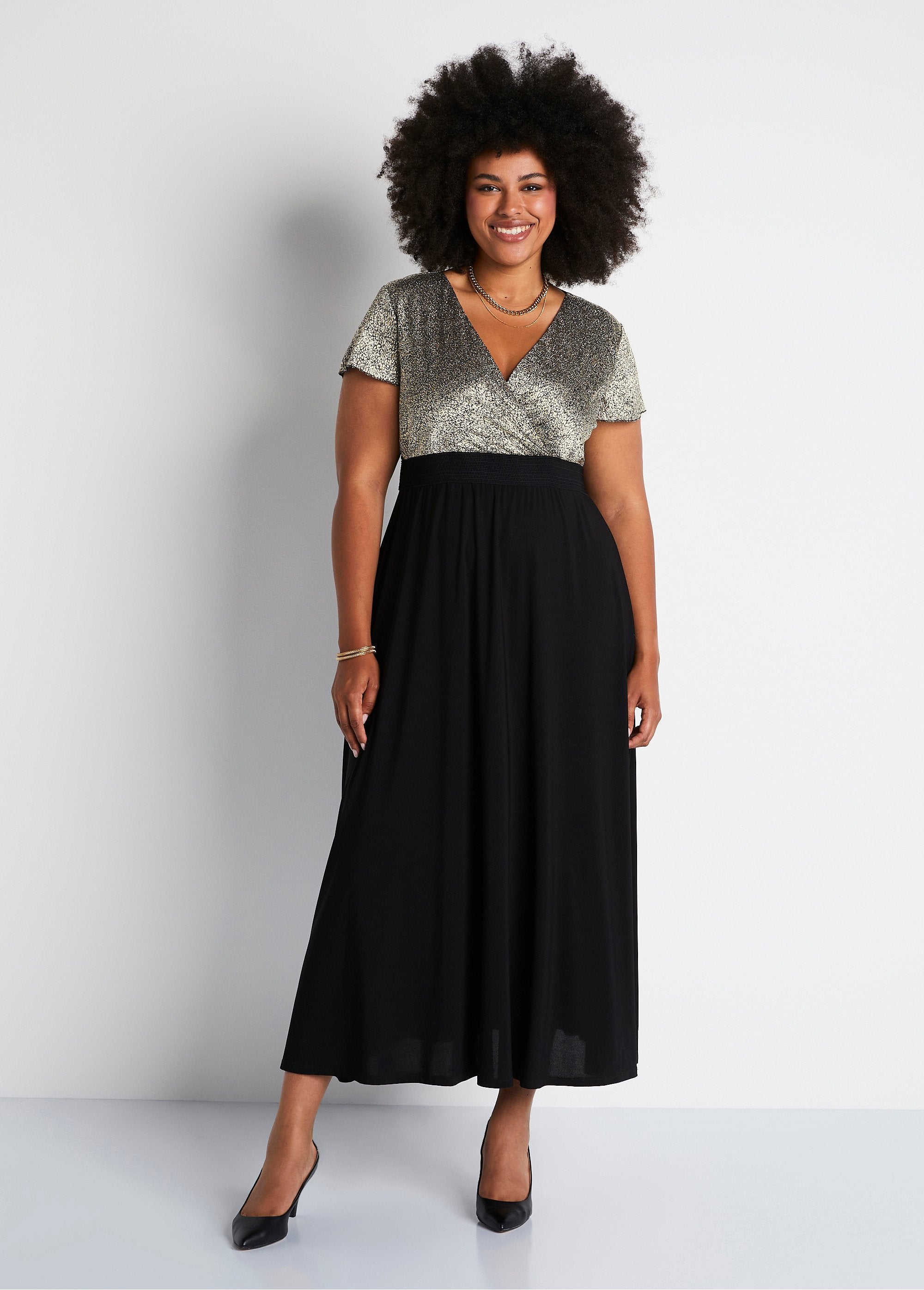 Tweekleurige_wikkeljurk_Zwart_en_goud_FA1_curvy