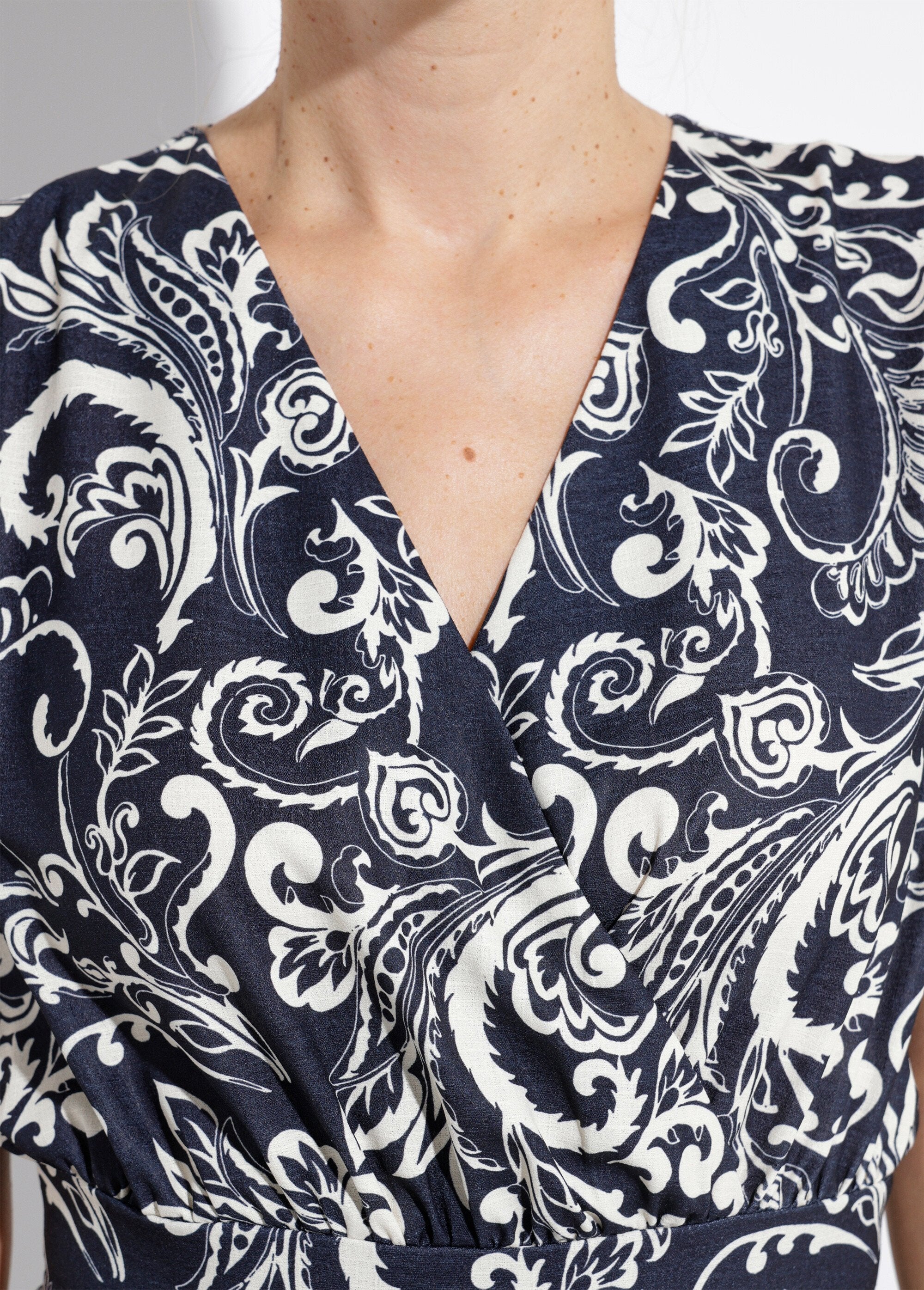 Wikkeljurk_met_elastiek_in_taille_Noir_et_ecru_DE1_slim