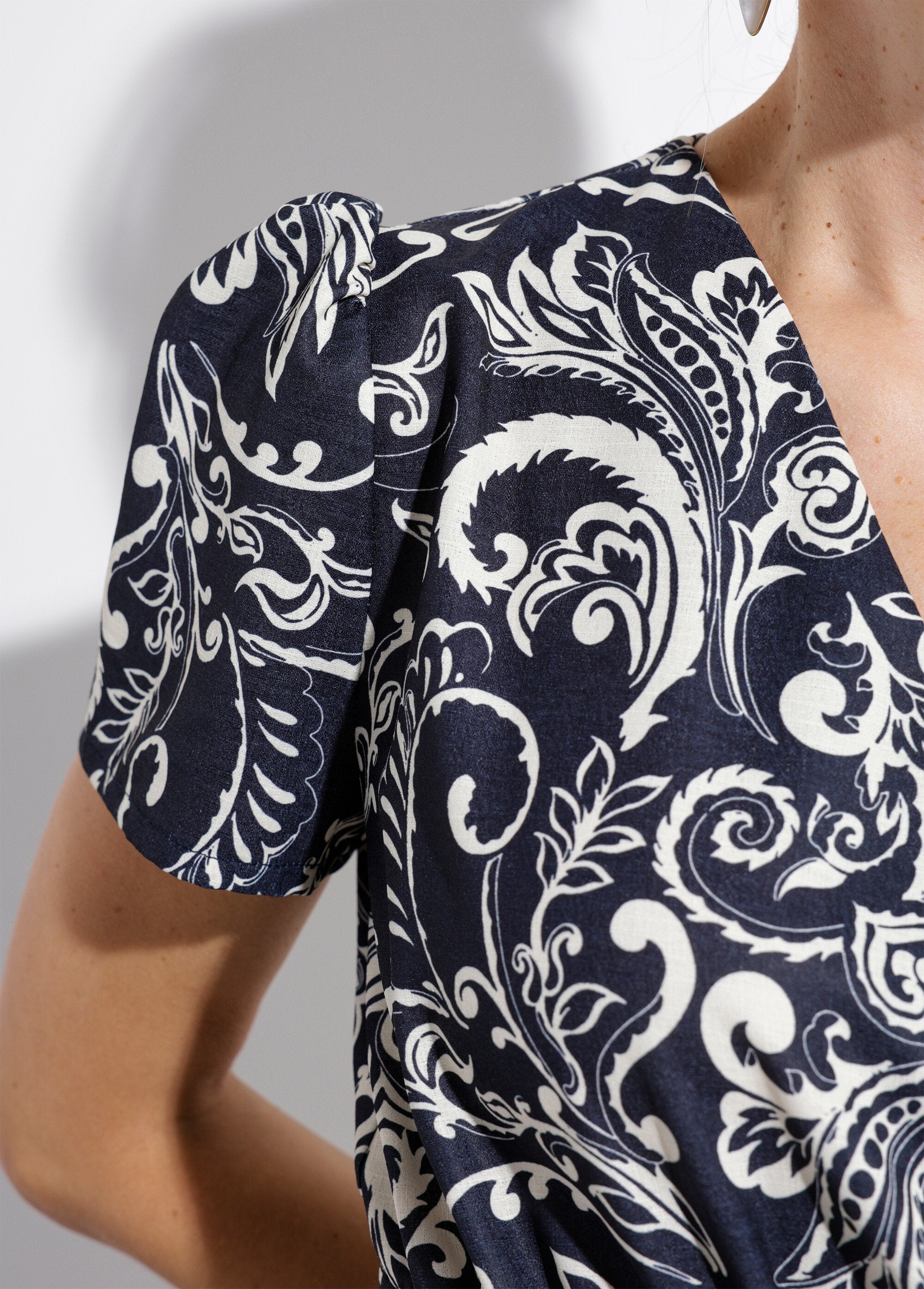 Wikkeljurk_met_elastiek_in_taille_Noir_et_ecru_DE2_slim