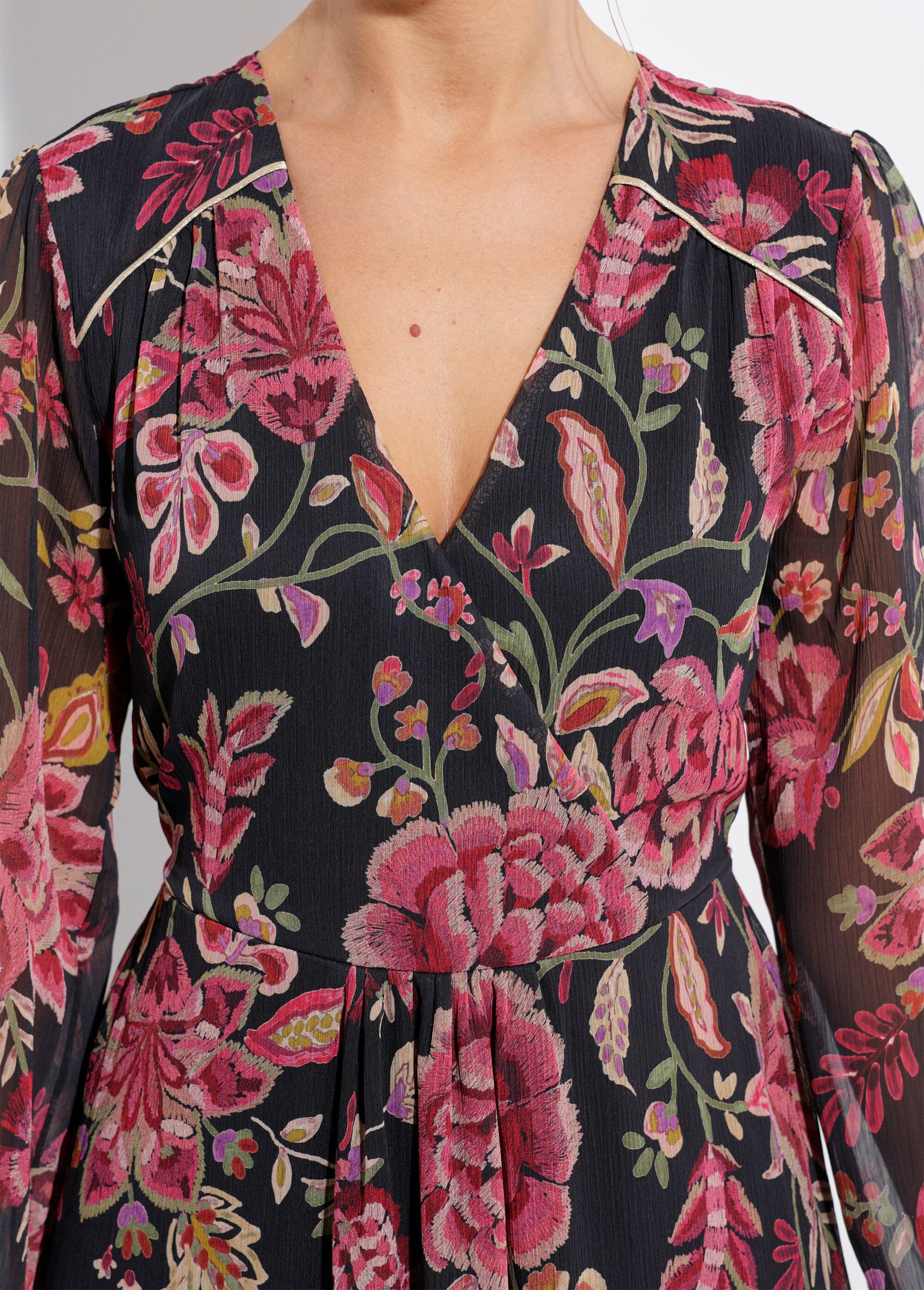 Wikkeljurk_met_bloemen_in_voile_en_ruches_Noir_et_prune_DE1_slim