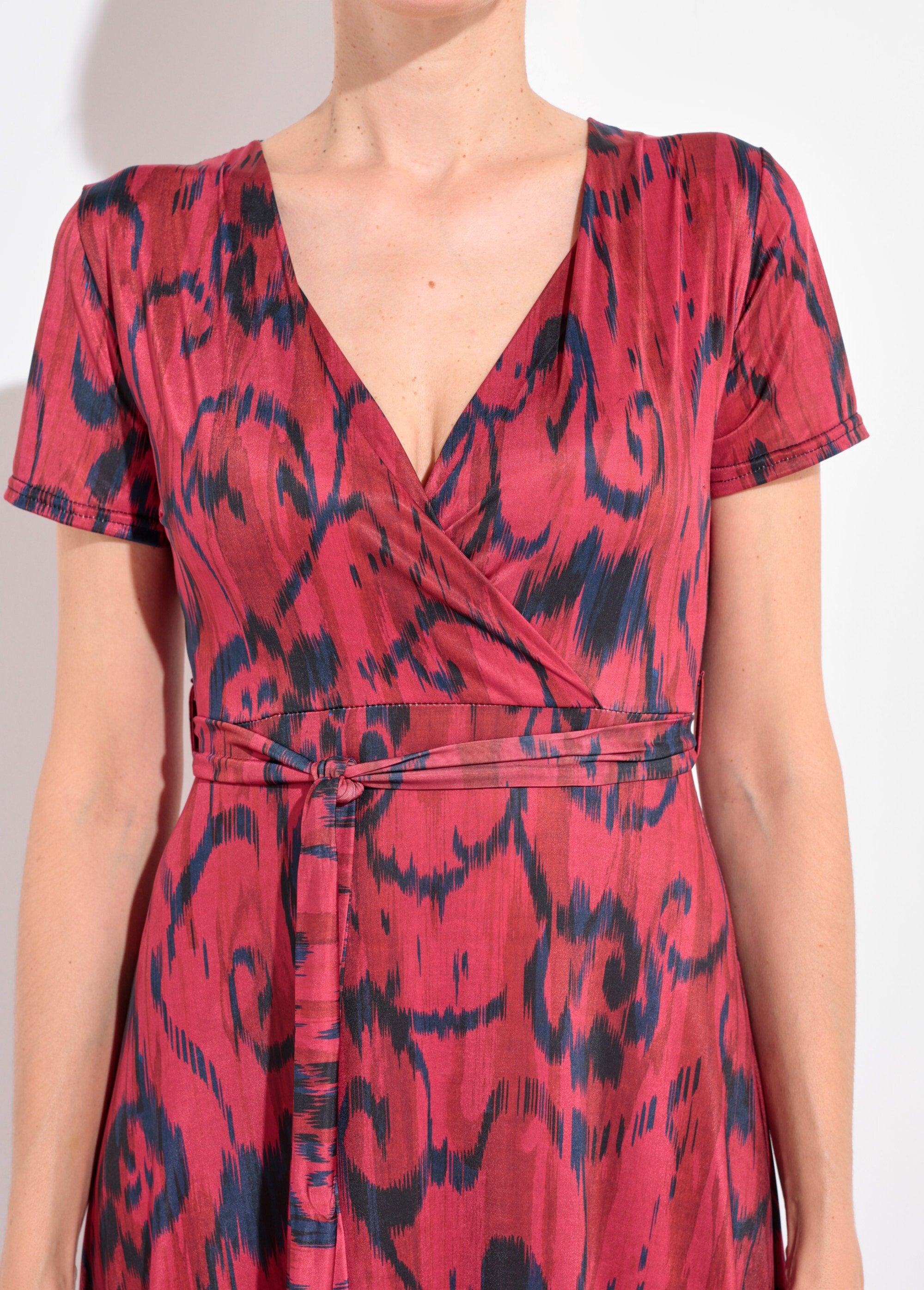 Maxi-jurk_met_riem_en_V-hals_Noir_et_rouge_DE1_slim