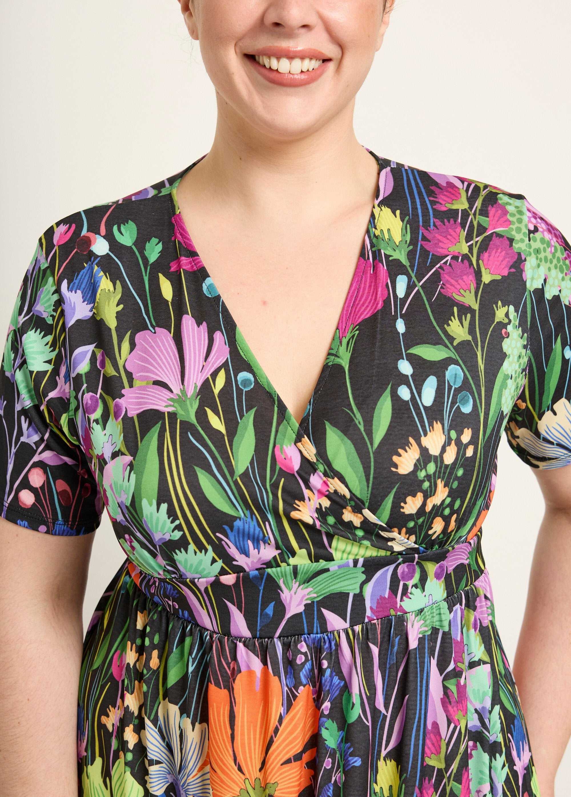 Vloeiende_maxi-jurk_met_bloemen,_korte_mouwen_Imprime_fond_noir_DE1_curvy