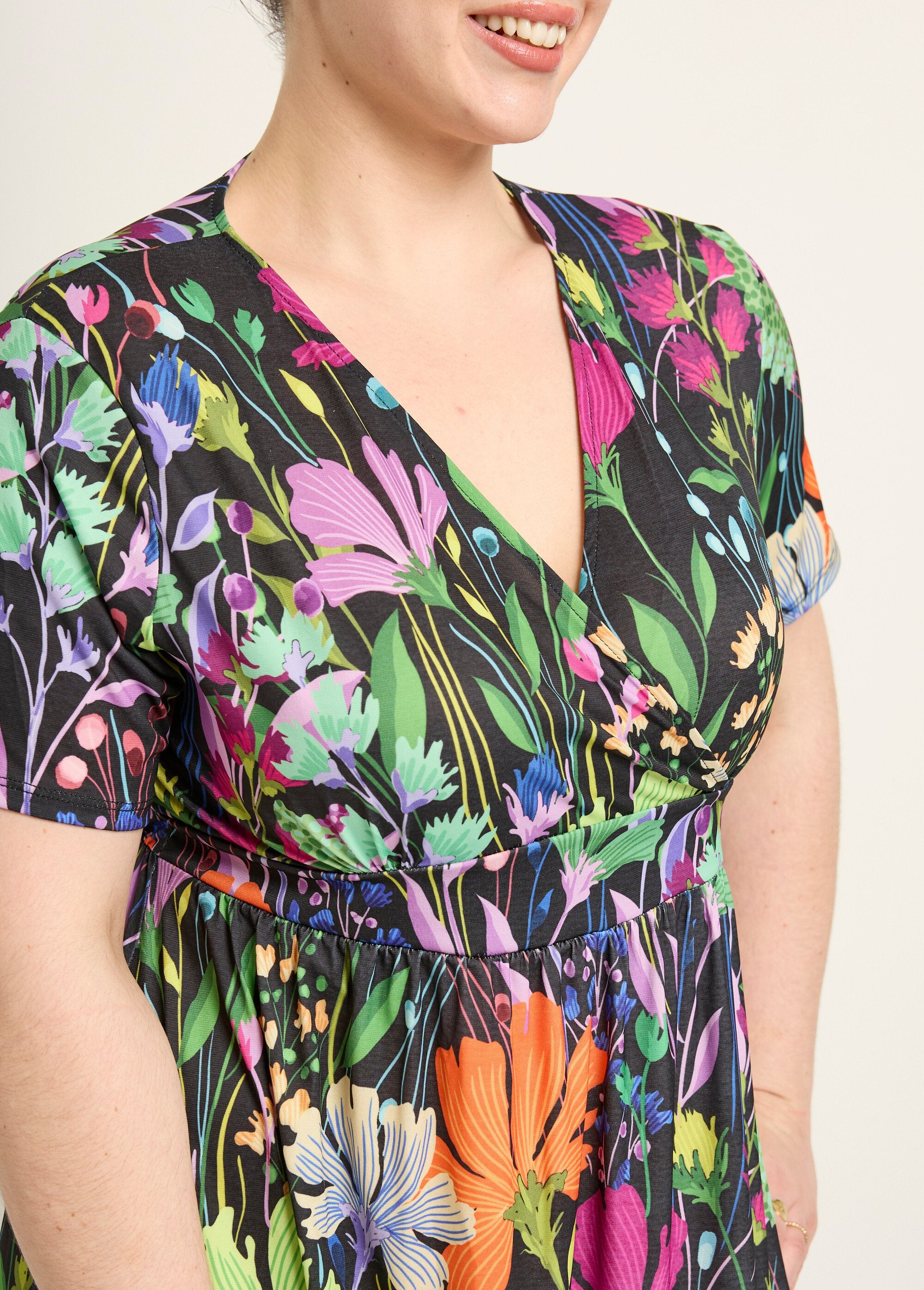 Vloeiende_maxi-jurk_met_bloemen,_korte_mouwen_Imprime_fond_noir_DE2_curvy