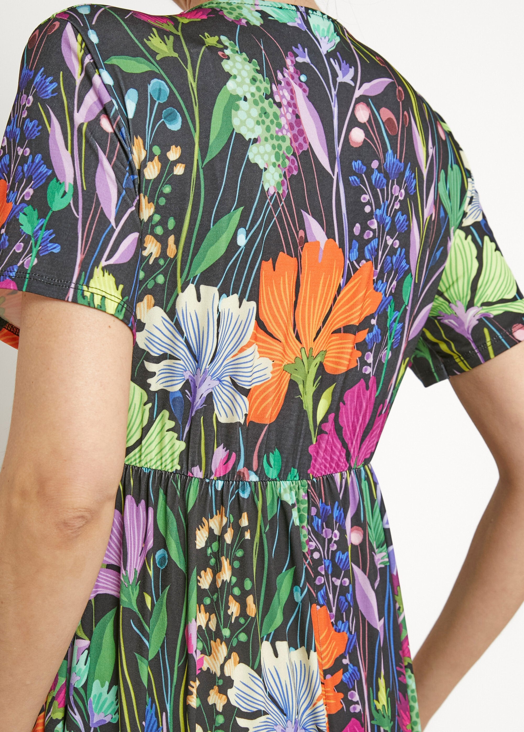 Vloeiende_maxi-jurk_met_bloemen,_korte_mouwen_Imprime_fond_noir_DE2_slim