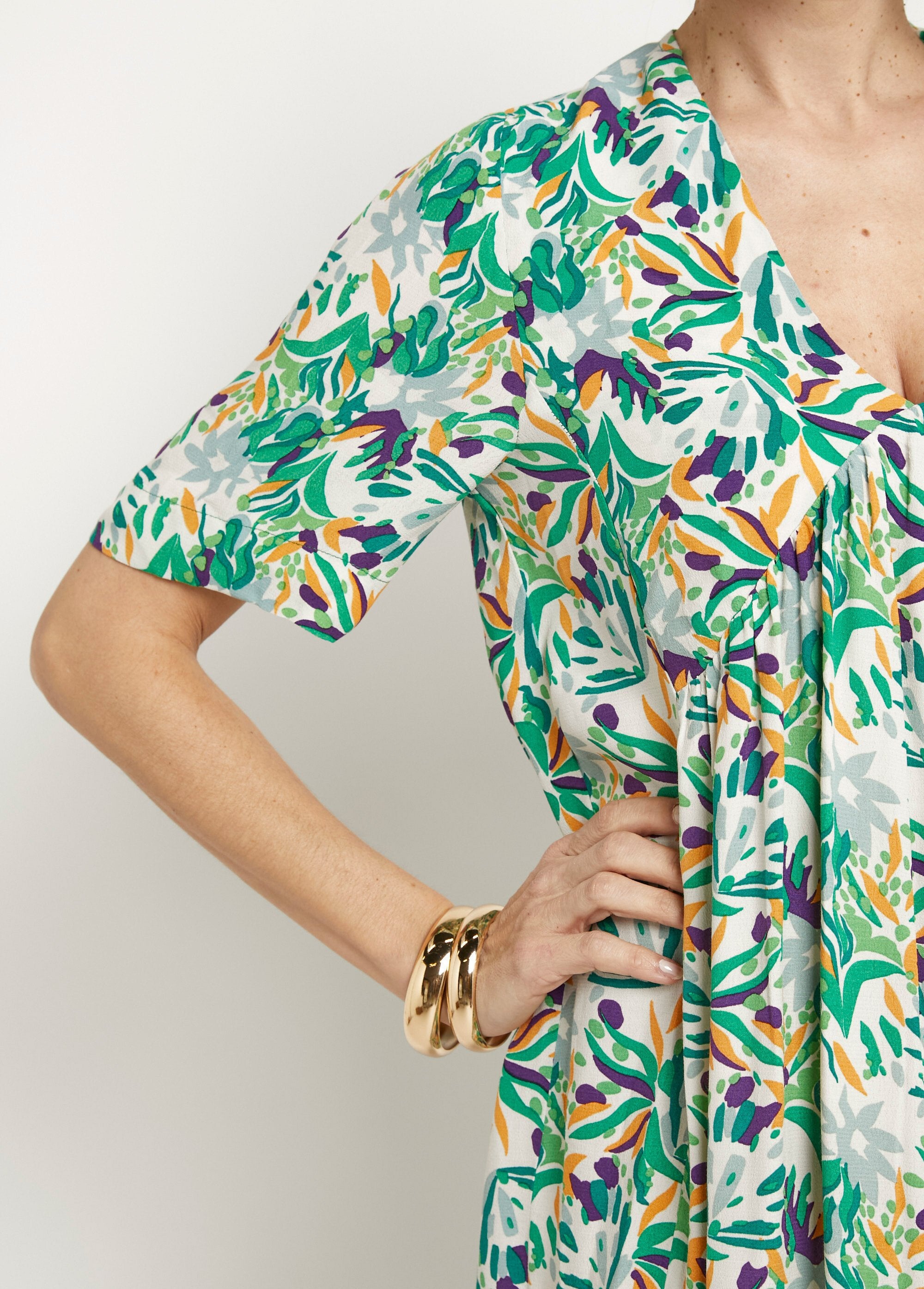 Maxi-jurk_met_korte_mouwen_en_V-halsprint_Vert_imprime_DE2_slim