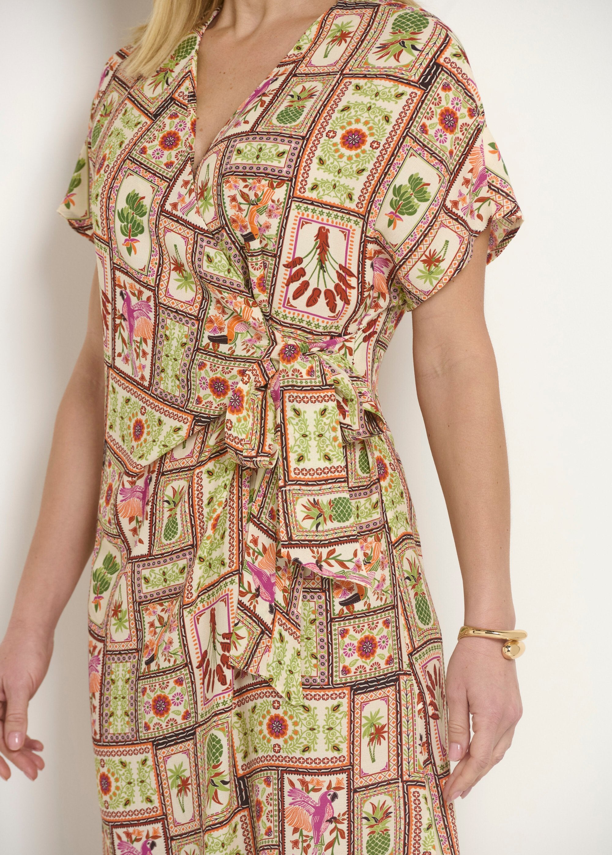 Bedrukte_lange_jurk_met_wikkelhalslijn_Vert_imprime_DE1_slim