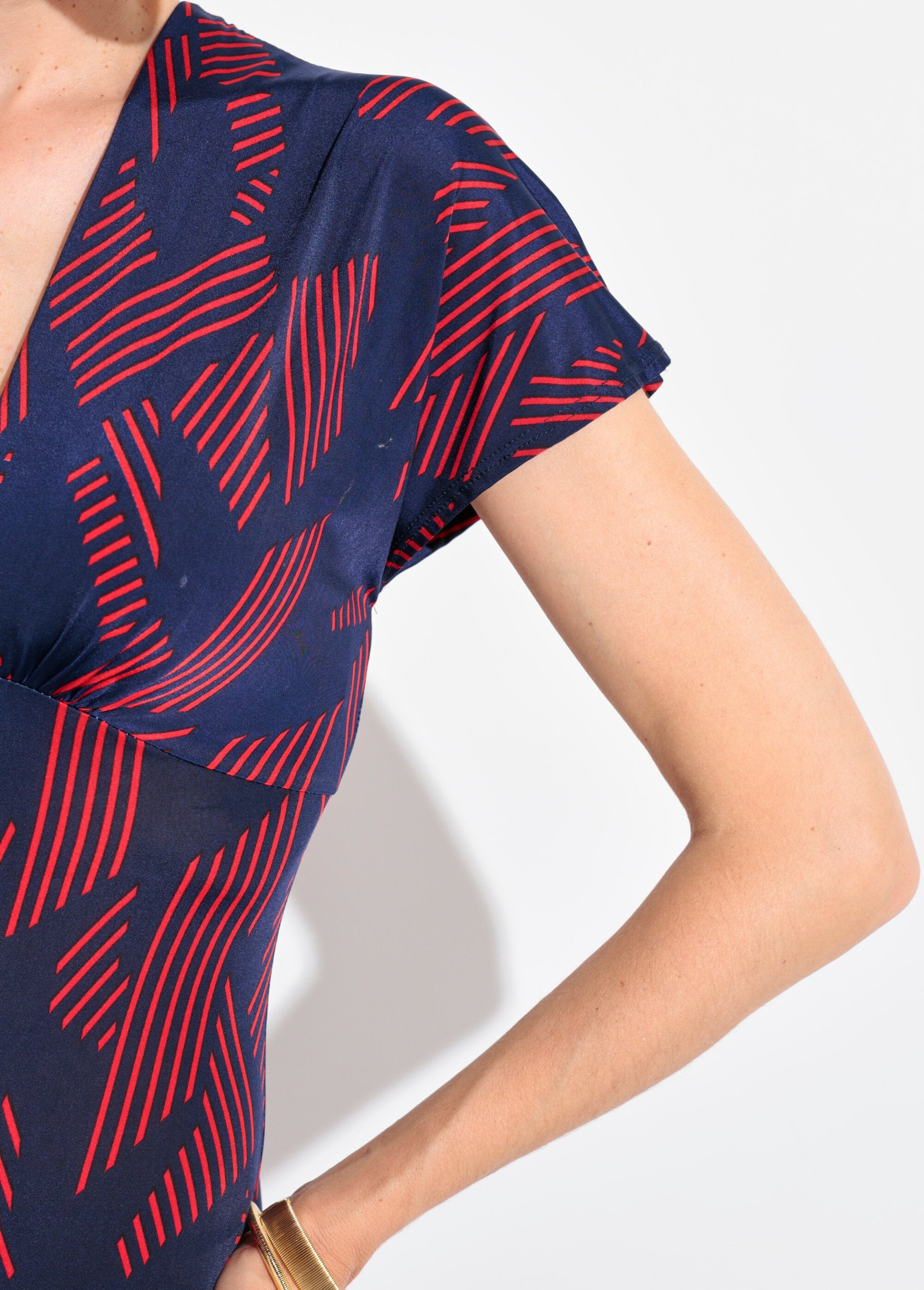 Grafische_jurk_met_V-hals_en_lange_mouwen_Marine_et_bordeaux_DE2_slim