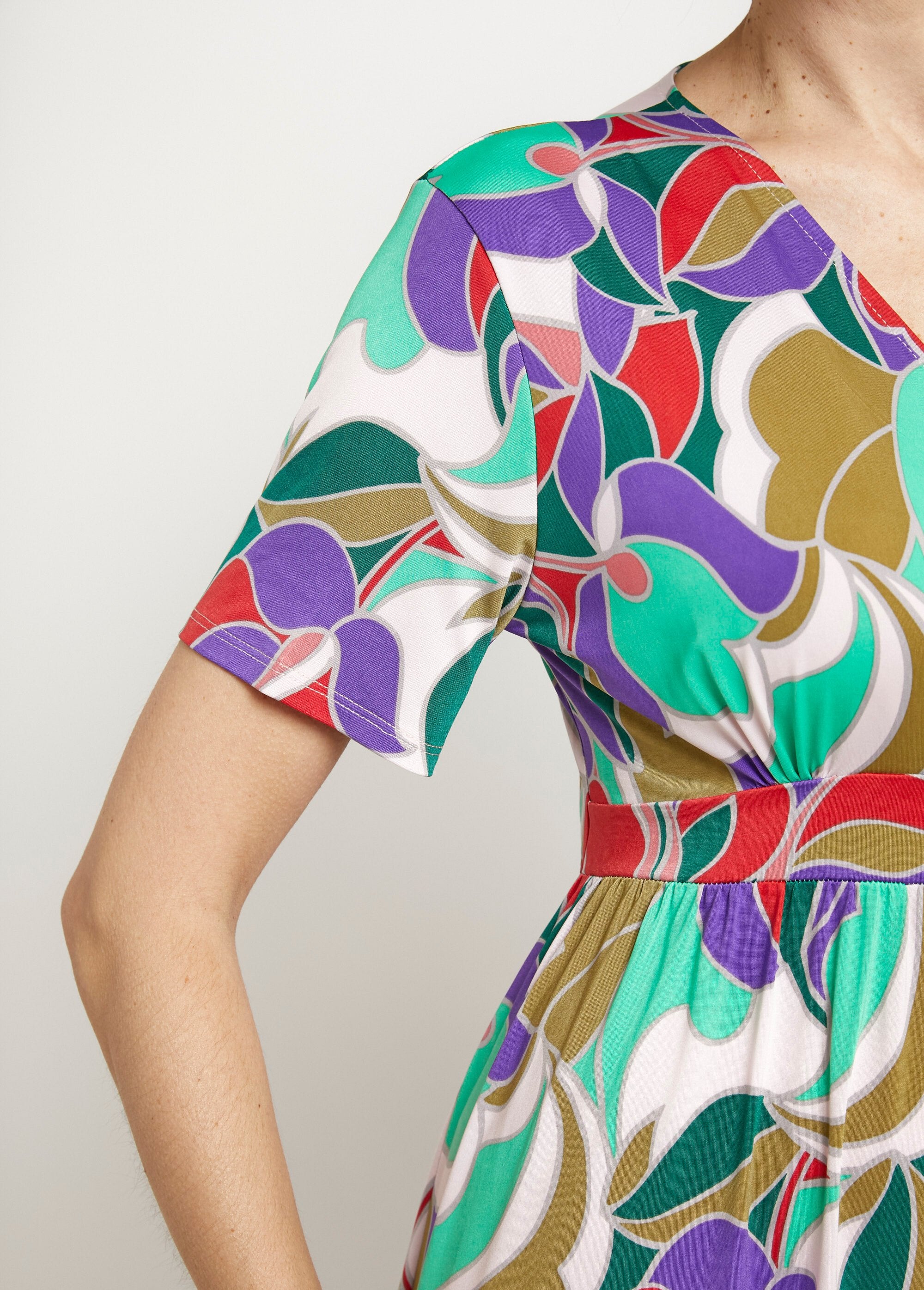 Lange_jurk,_korte_mouwen,_grafische_bloemen_Imprime_violet_et_vert_DE4_slim