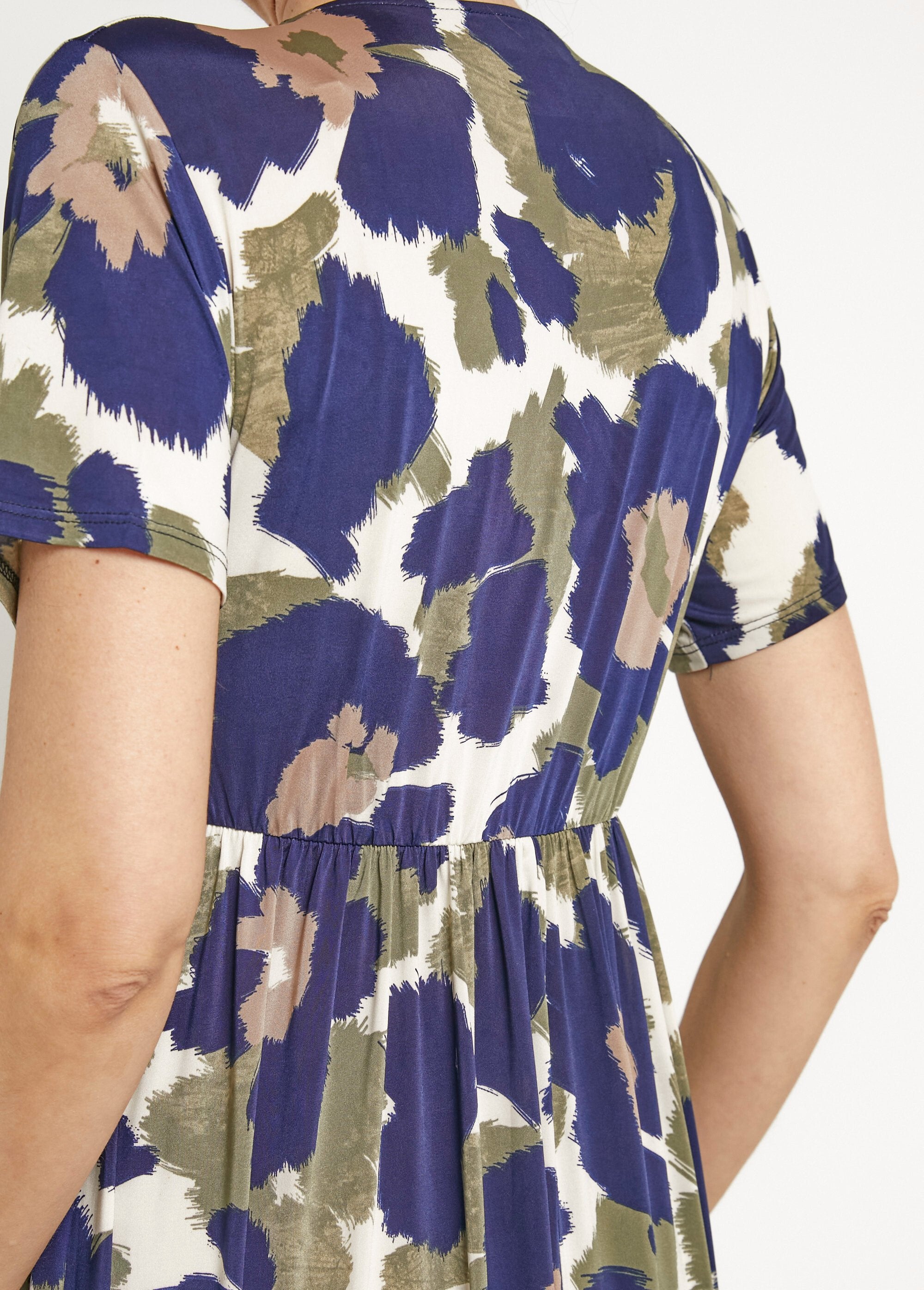 Lange_jurk,_korte_mouwen,_gestileerde_bloemen_Marine_et_kaki_DE2_slim