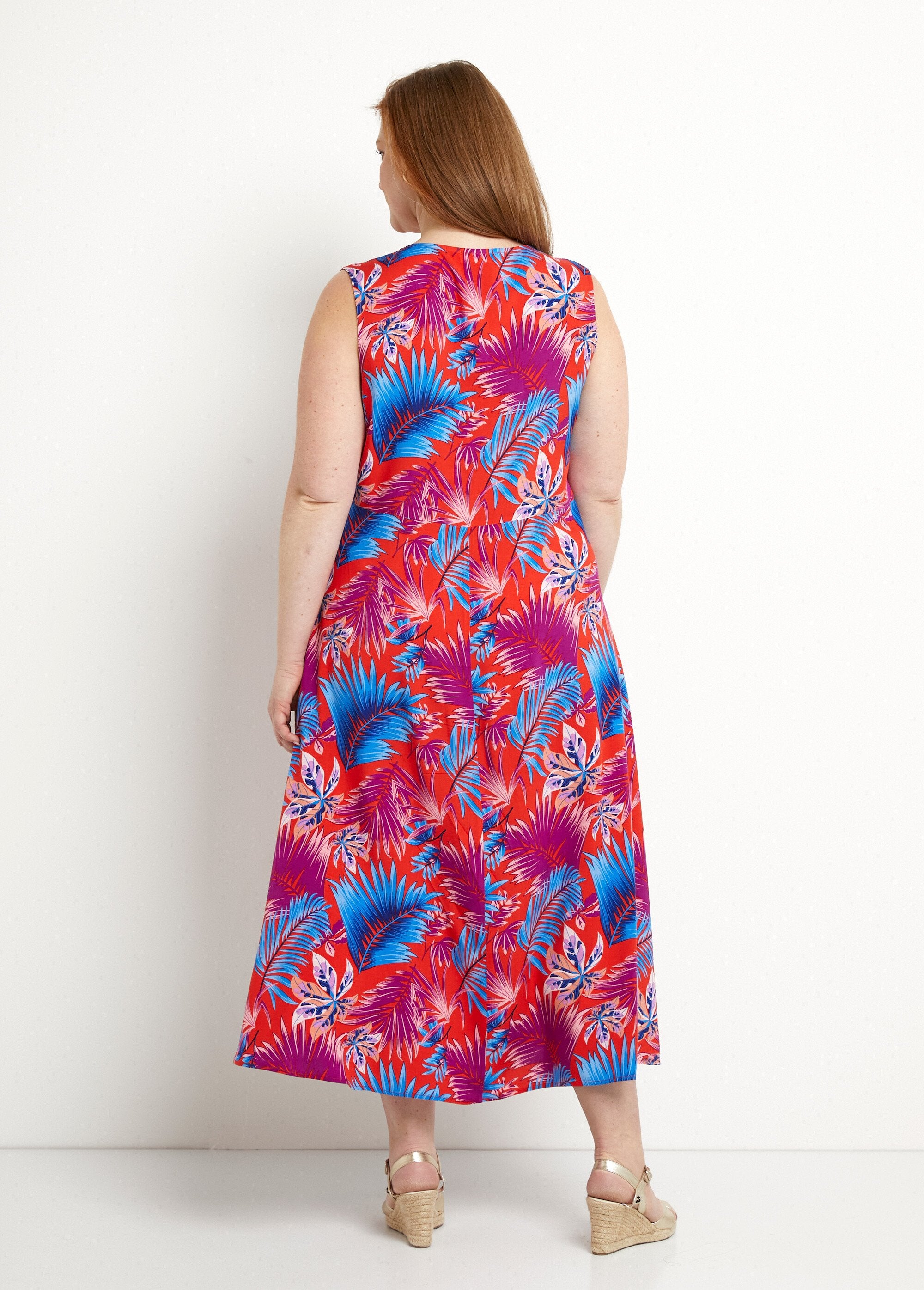 Mouwloze_uitlopende_maxi-jurk_met_gebladerteprint_Rouge_et_bleu_DO1_curvy
