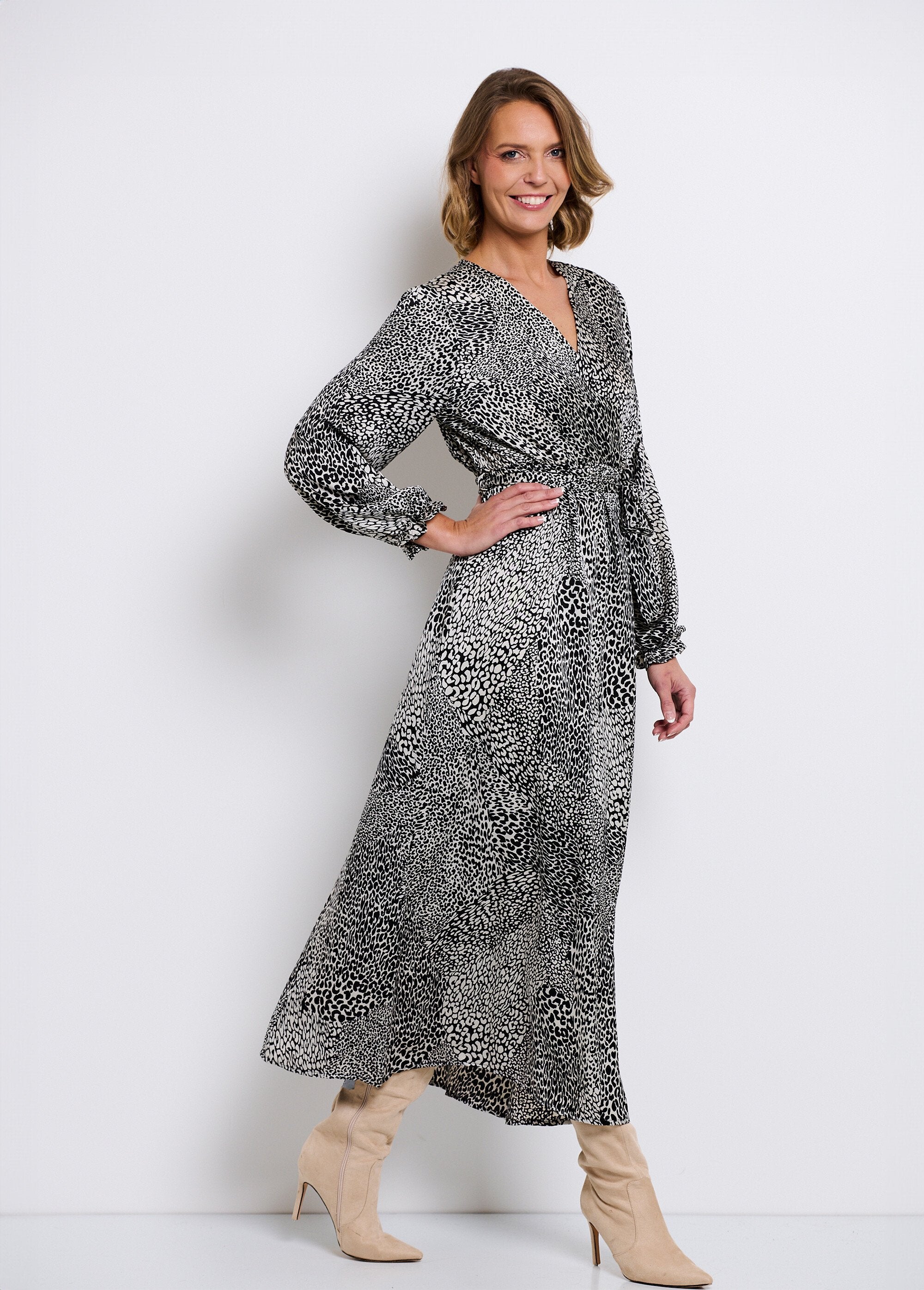 Dierenprint_satijnen_maxi_jurk_Noir_et_blanc_DR1_slim