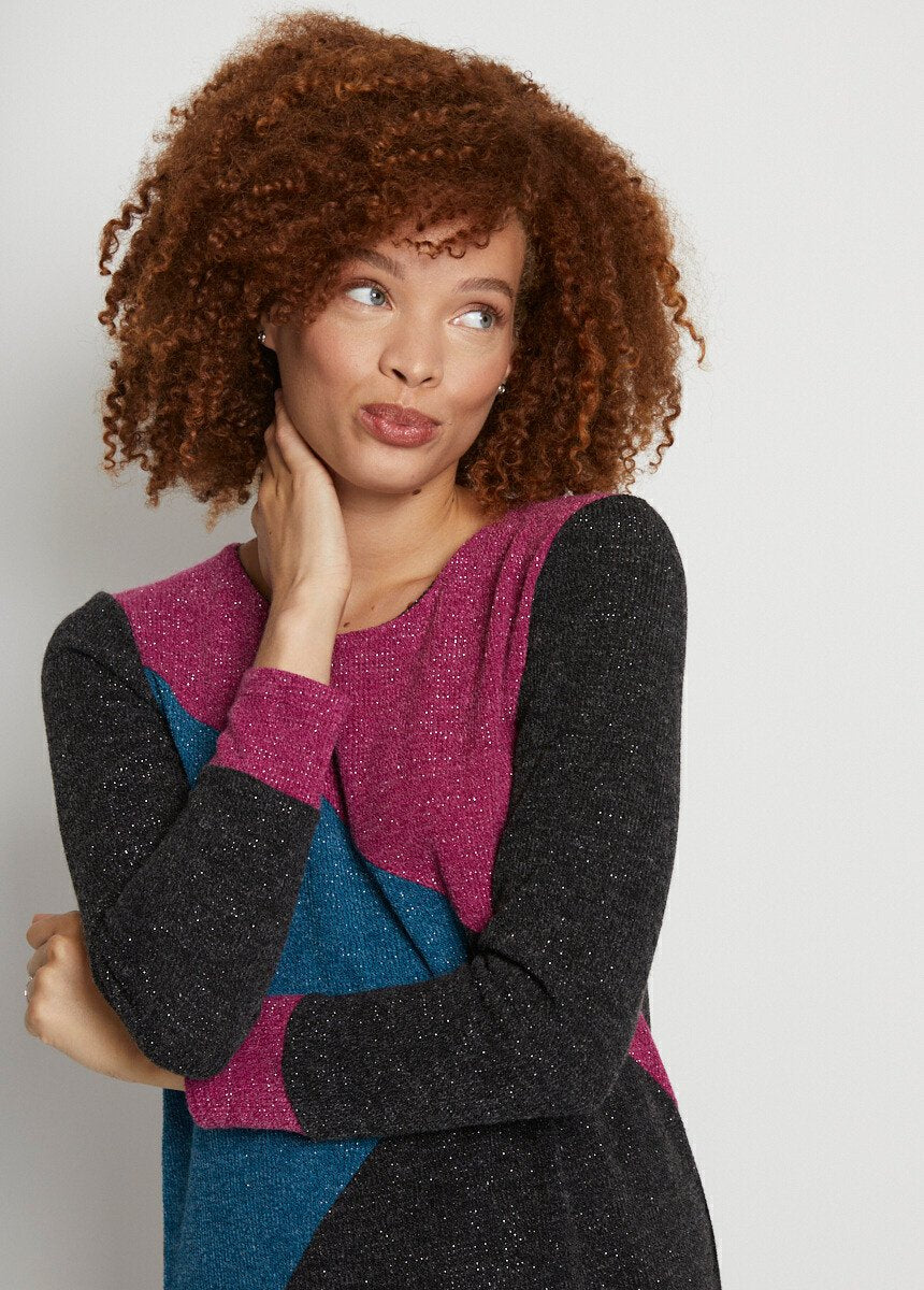 Korte_rechte_jurk_in_warm_breisel_met_ronde_hals_Zwarte_achtergrond_DE1_slim