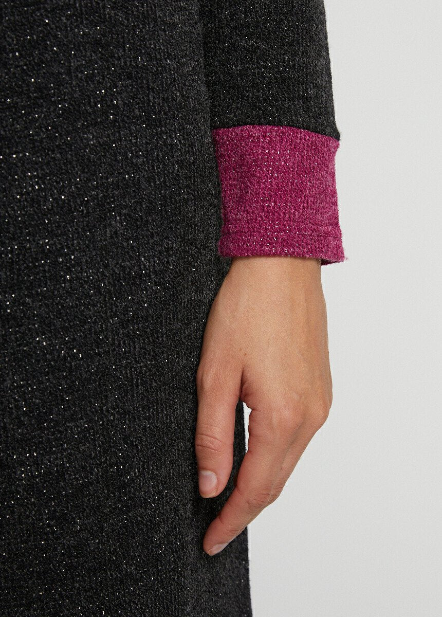 Korte_rechte_jurk_in_warm_breisel_met_ronde_hals_Zwarte_achtergrond_DE2_slim