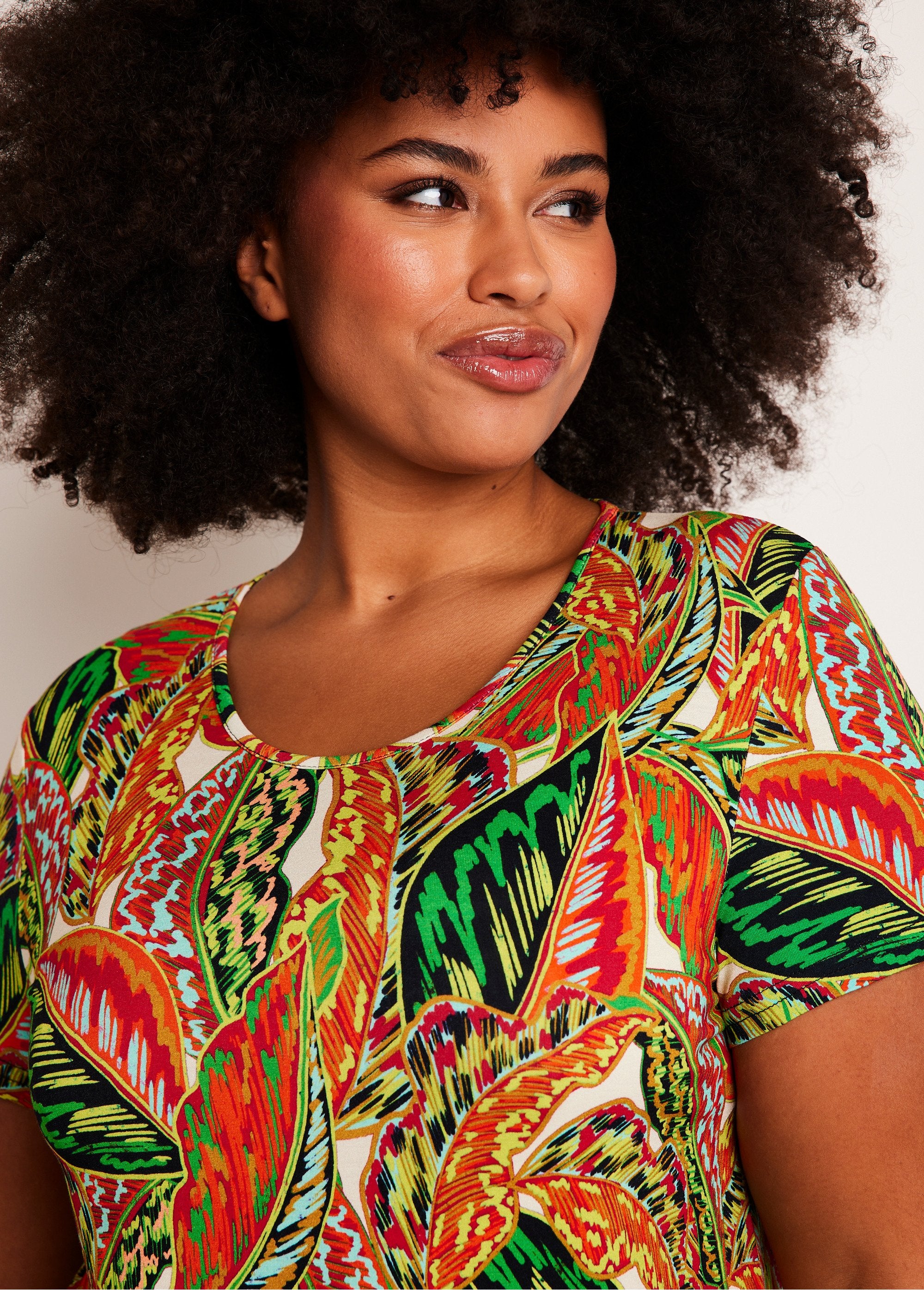 Korte_rechte_gebreide_jurk_met_bladmotief_Groen_en_rood_DE1_curvy