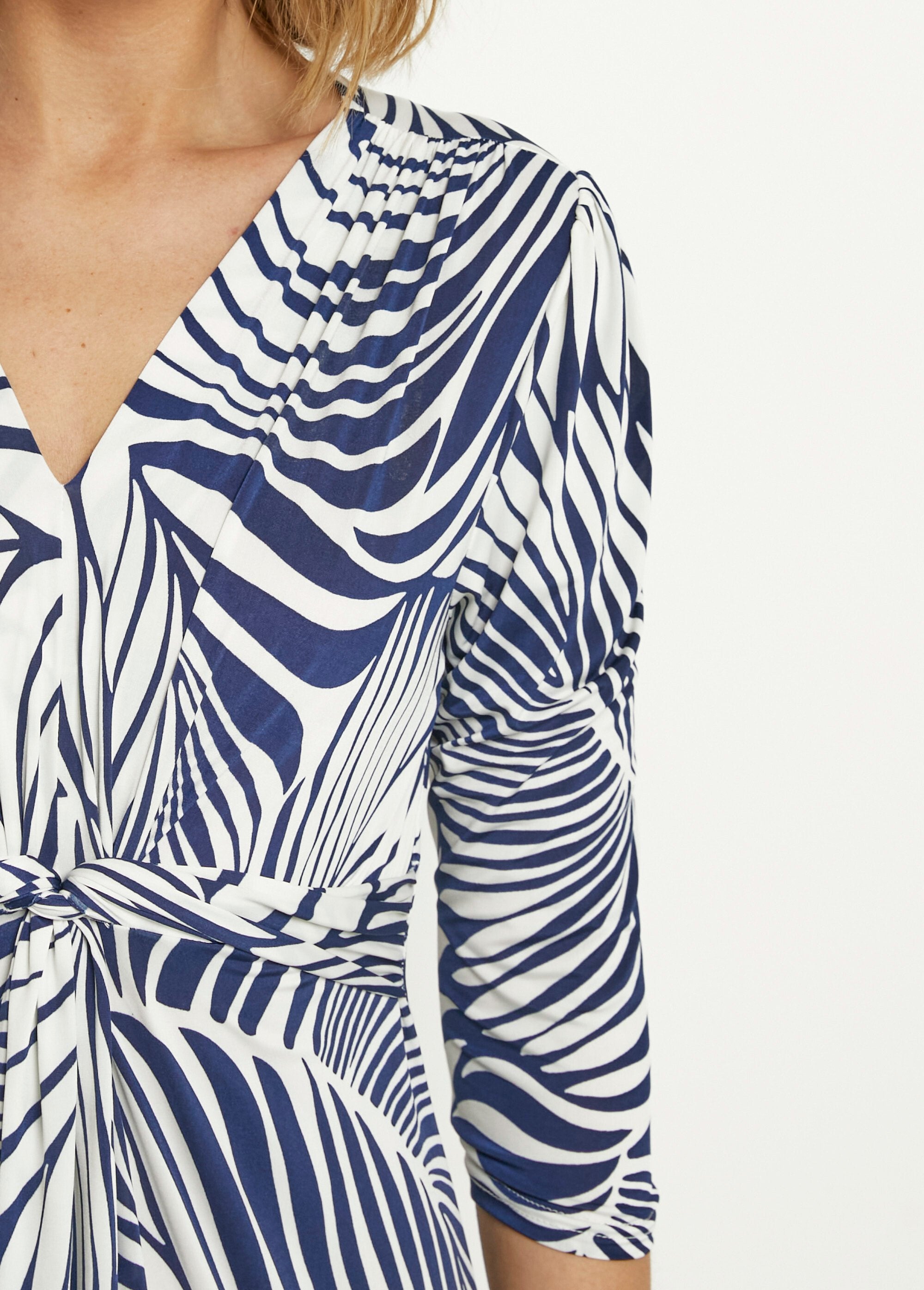 Gebreide_V-hals_jurk_met_bladerdecorprint_Marine_blanc_DE2_slim