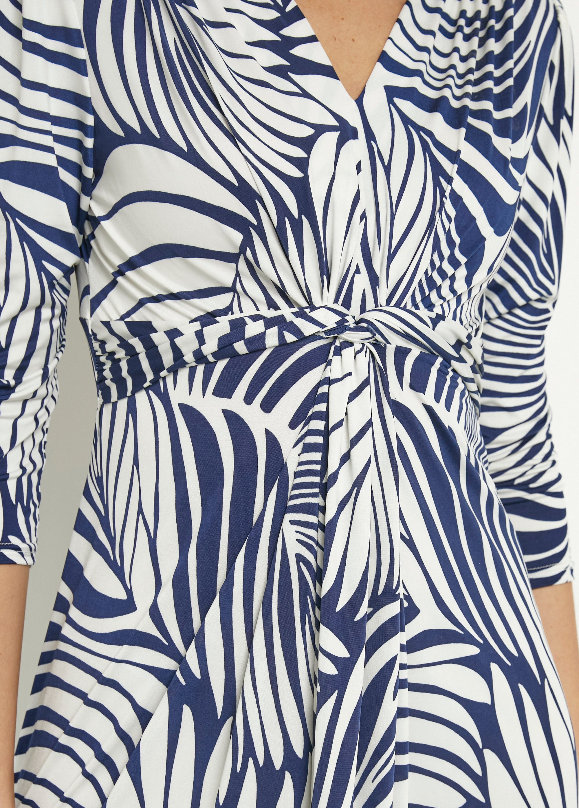 Gebreide_V-hals_jurk_met_bladerdecorprint_Marine_blanc_DE3_slim