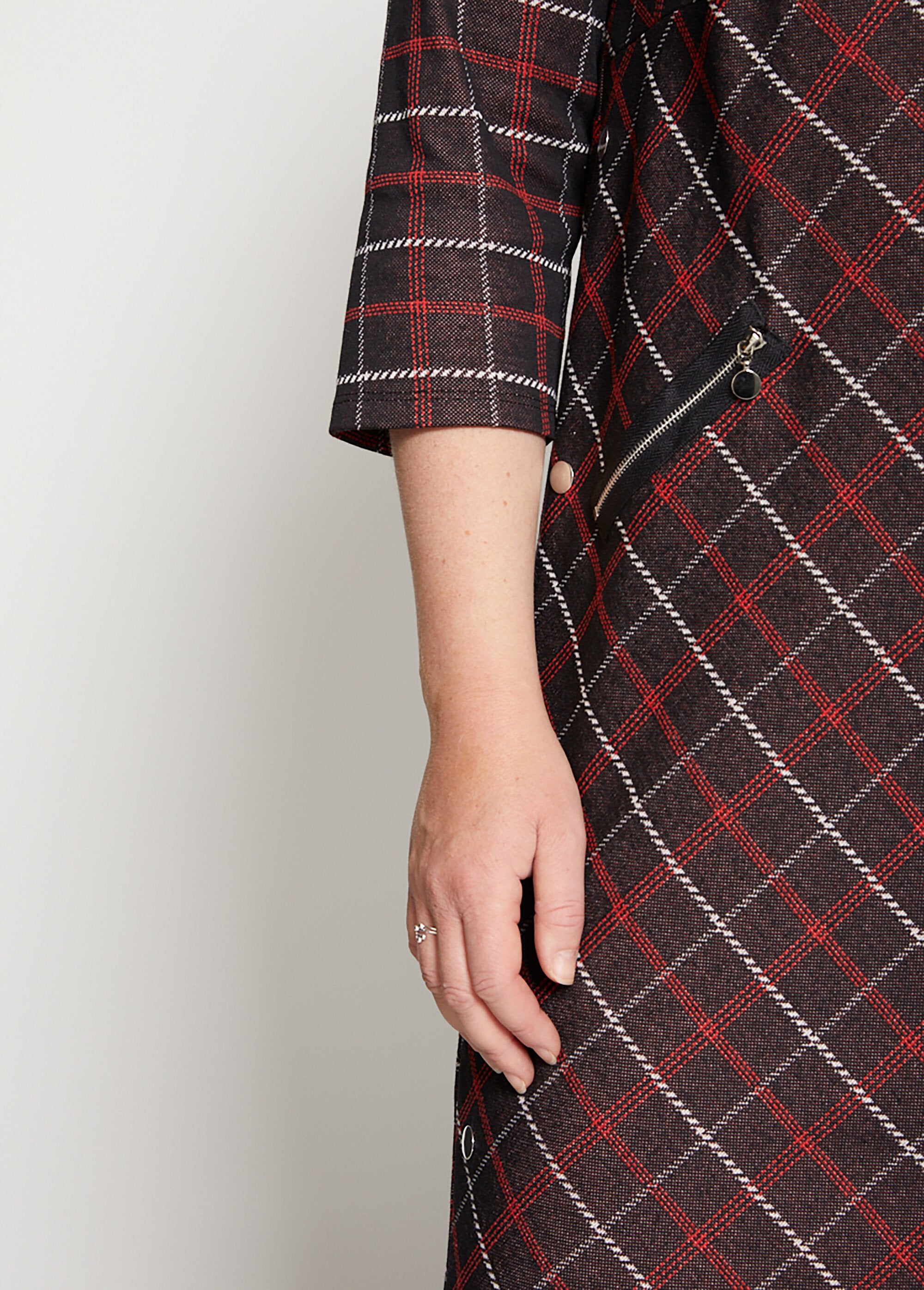 Effen_gebreide_of_jacquard_jurk_Noir_et_rouge_DE1_curvy