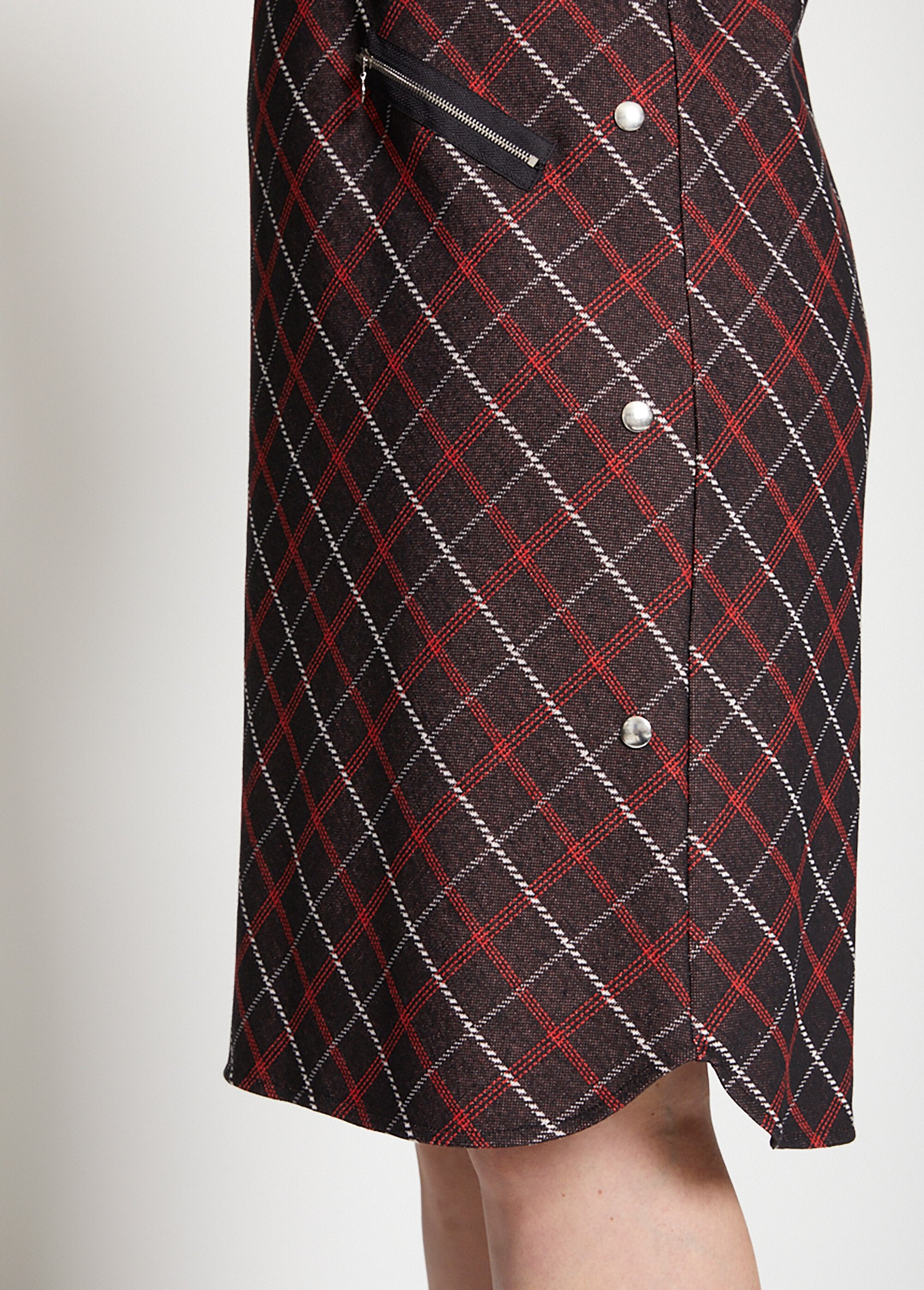 Effen_gebreide_of_jacquard_jurk_Noir_et_rouge_DE2_curvy