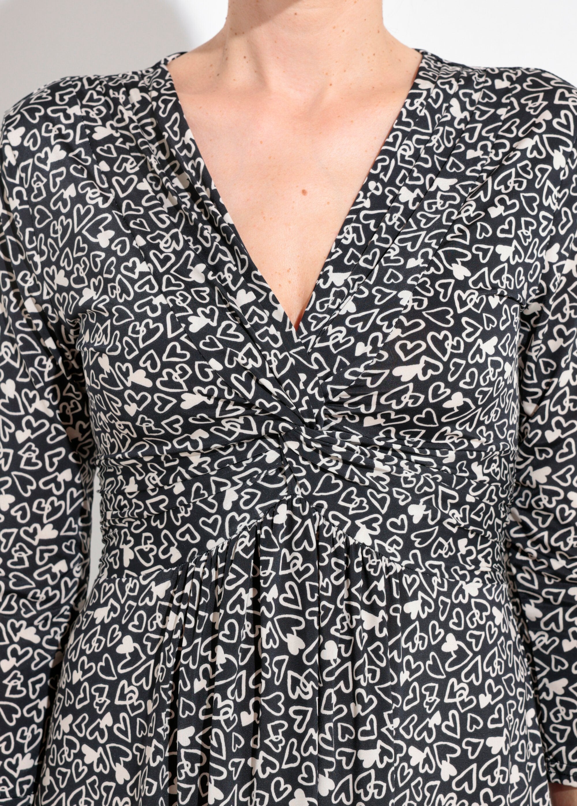Gedrapeerde_hartjurk_met_3/4-mouwen_en_V-hals_Noir_et_blanc_DE1_slim