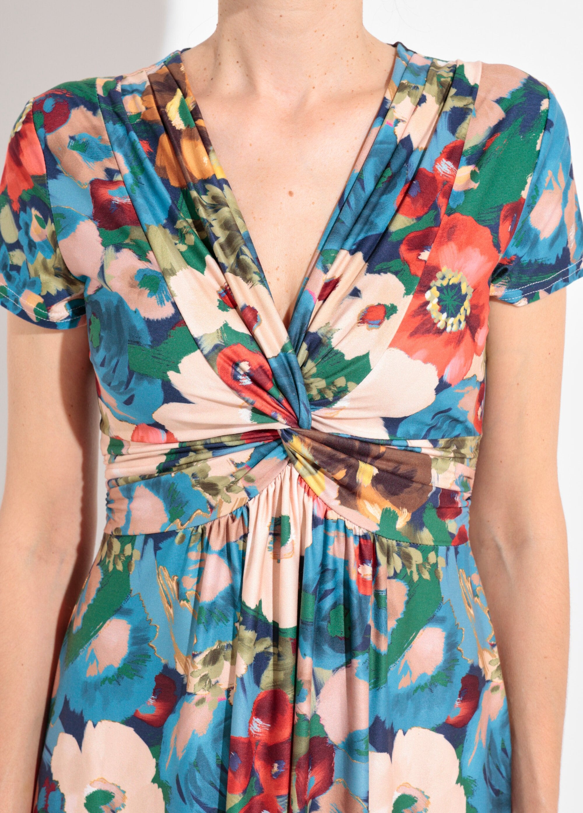 Jurk_met_klaproosprint_en_korte_mouwen_Bleu_et_rouge_DE1_slim