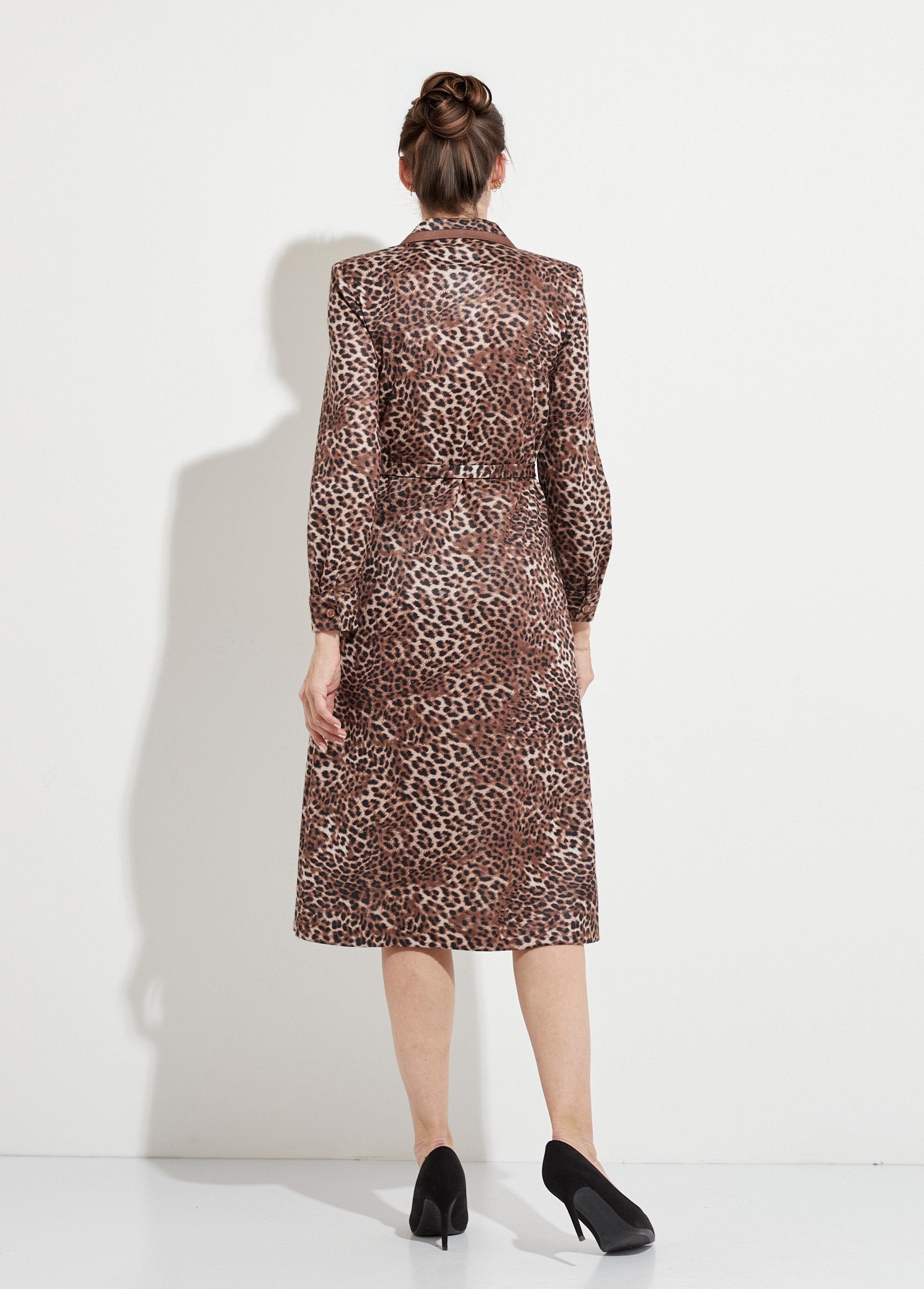 Halflange_jurk_met_luipaardprint_en_tailorkraag_Marron_DO1_slim