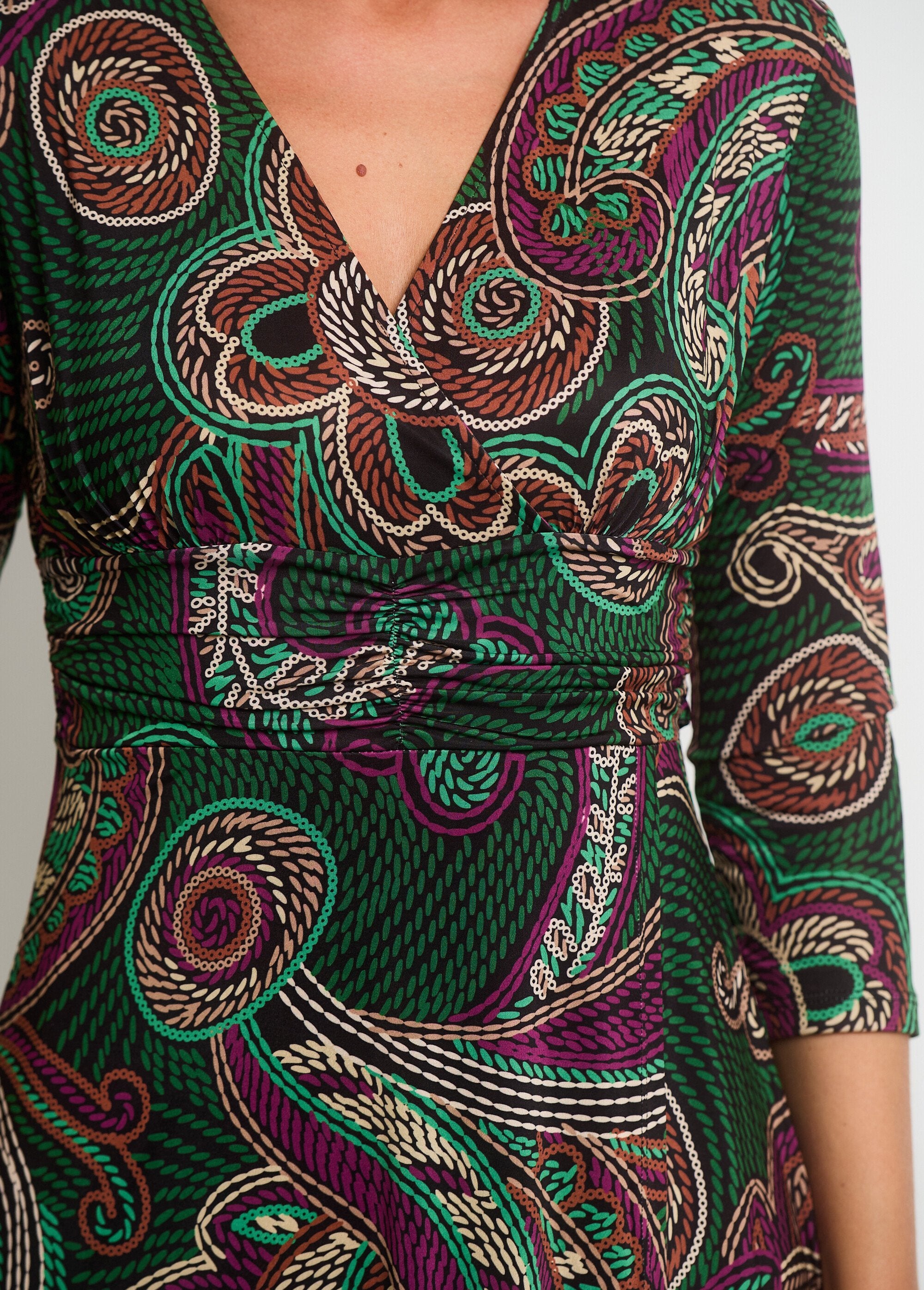 Wikkeljurk_van_mesh_met_gedrapeerde_taille_Rose_et_vert_DE2_slim