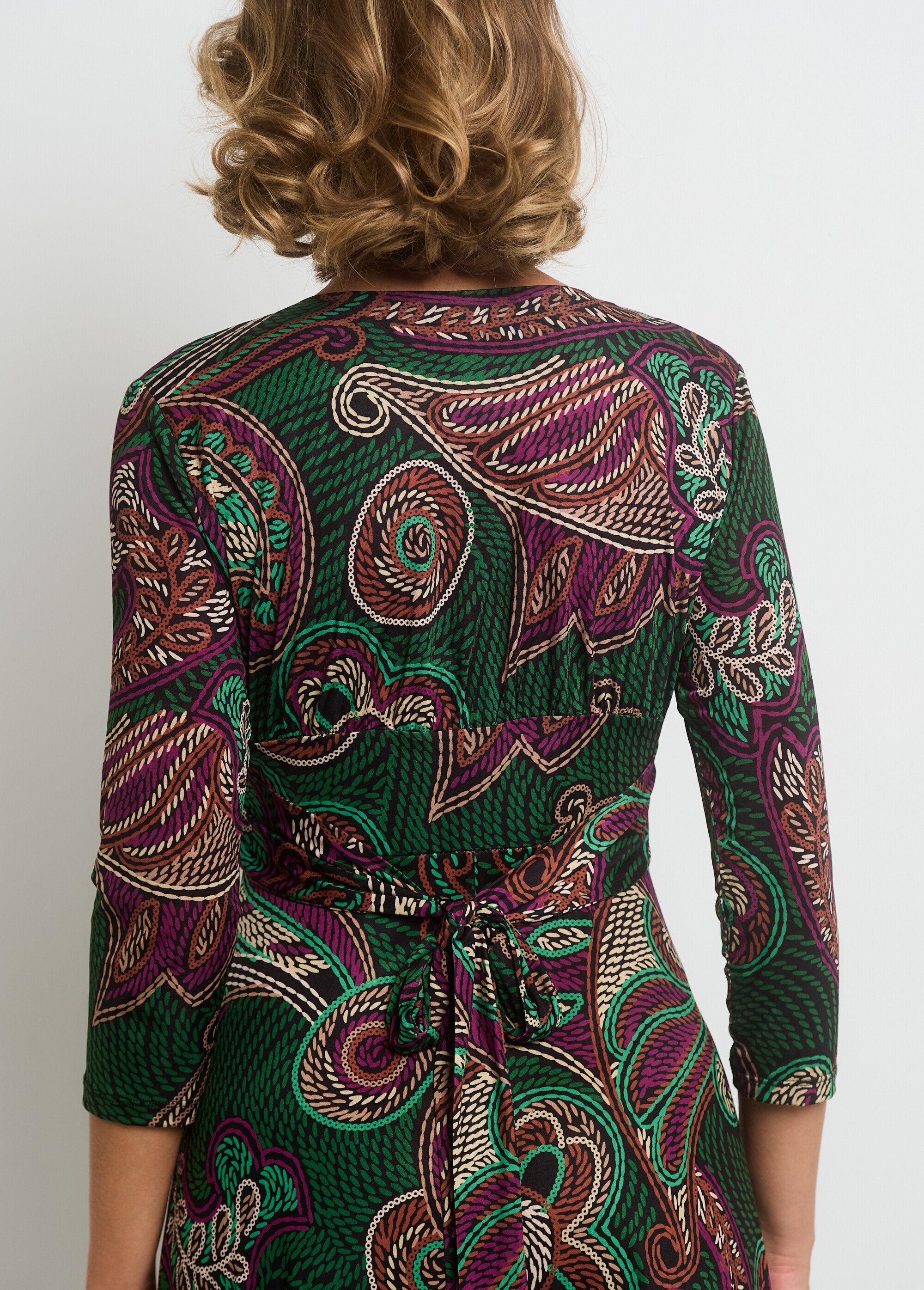 Wikkeljurk_van_mesh_met_gedrapeerde_taille_Rose_et_vert_DO2_slim