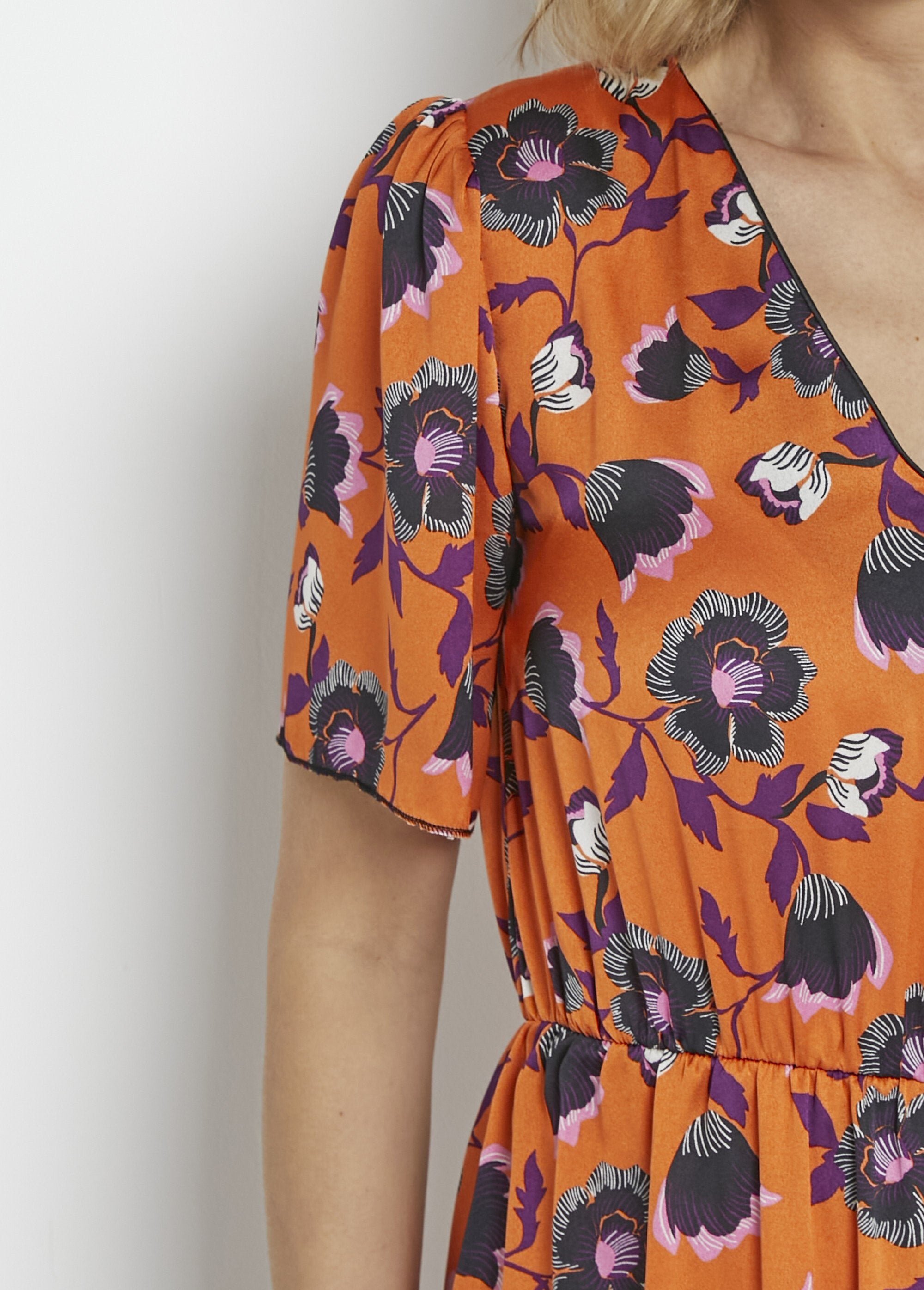Satijnen_bloemenjurk_met_vlindermouwen_Orange_imprime_DE2_slim