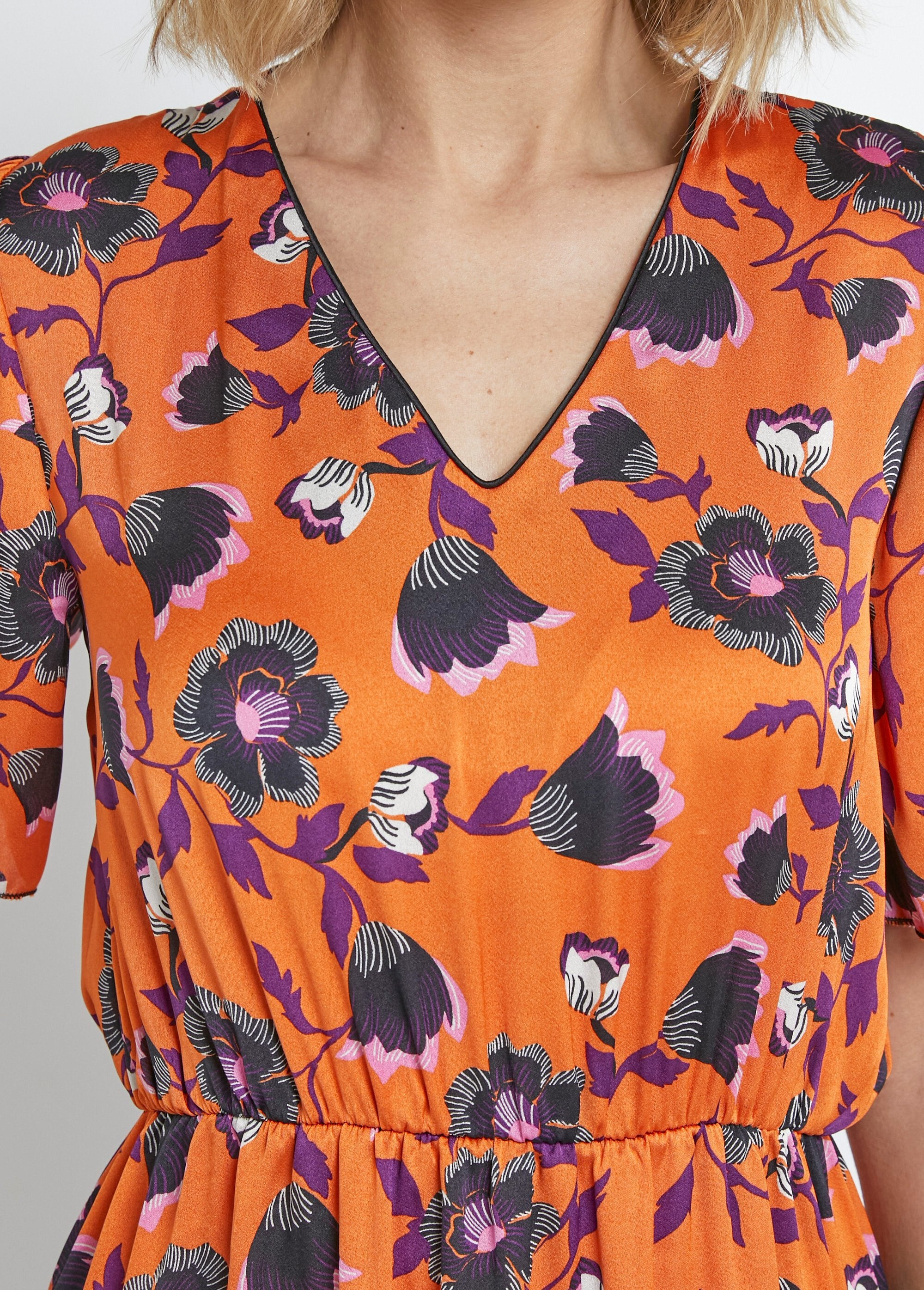 Satijnen_bloemenjurk_met_vlindermouwen_Orange_imprime_DE3_slim
