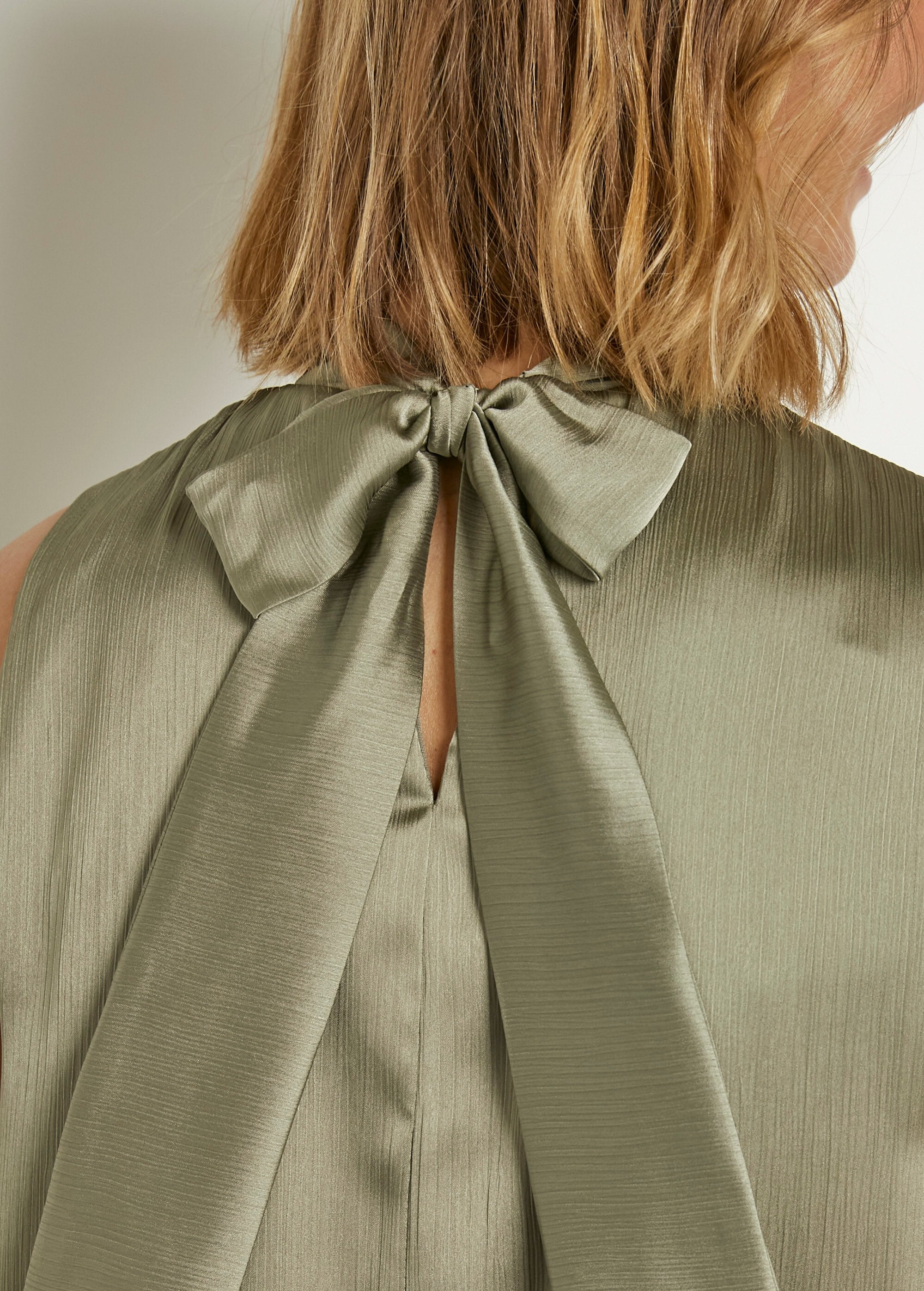 Mouwloze_satijnen_baljurk_Vert_kaki_DE1_slim