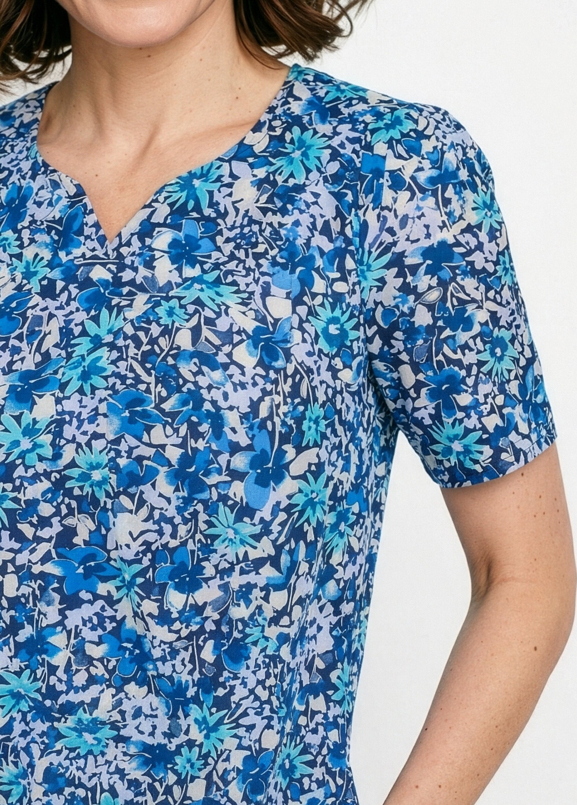 Bedrukte_schortjurk,_halflang_Turkoois_en_marineblauw_DE1_slim