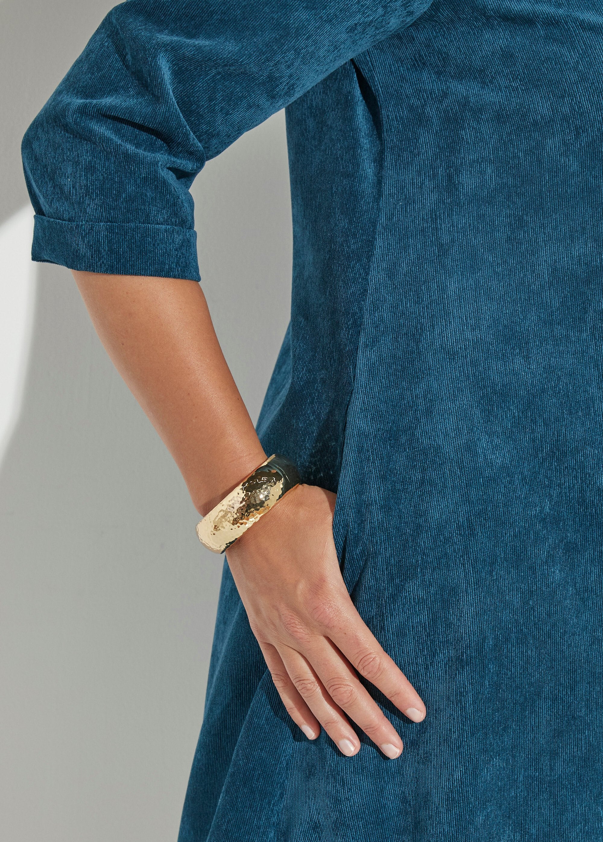 V-hals_en_milleraie_fluwelen_trapeze_jurk_Emeraude_DE2_curvy