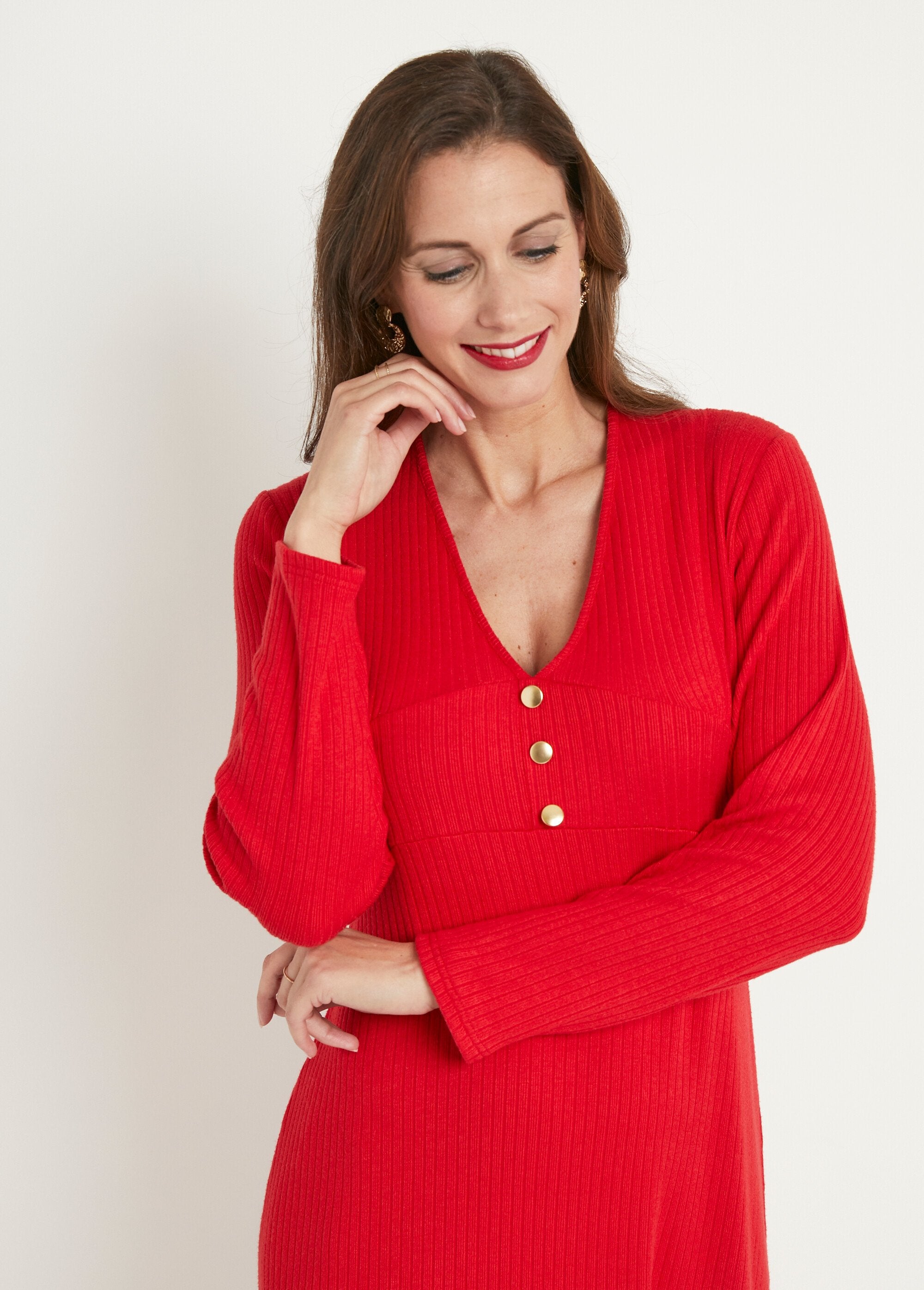 Effen_korte_ribgebreide_jurk_met_V-hals_Rouge_DE1_slim