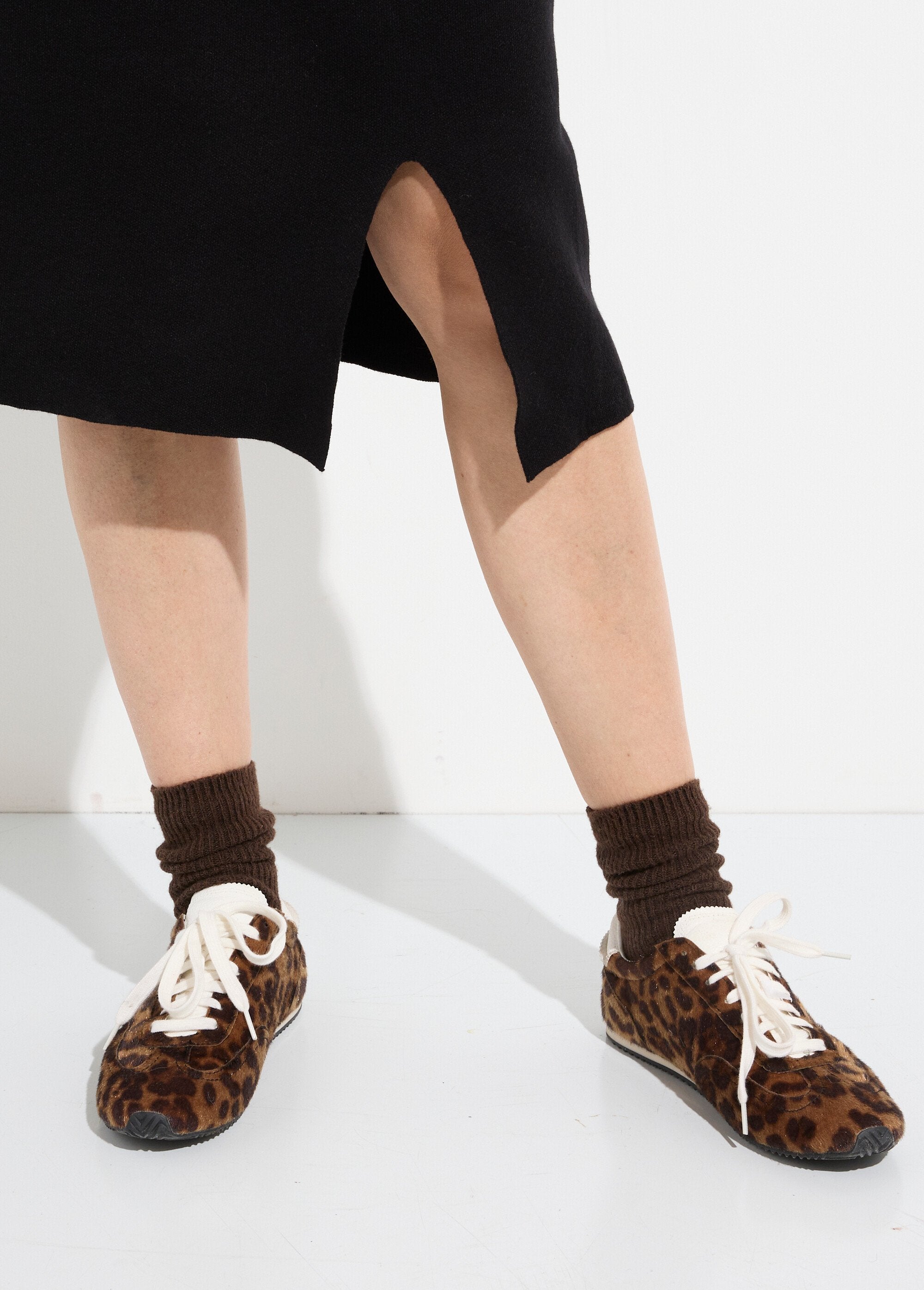 Truienjurk_met_opstaande_kraag_en_metalen_riem_Noir_DE2_slim