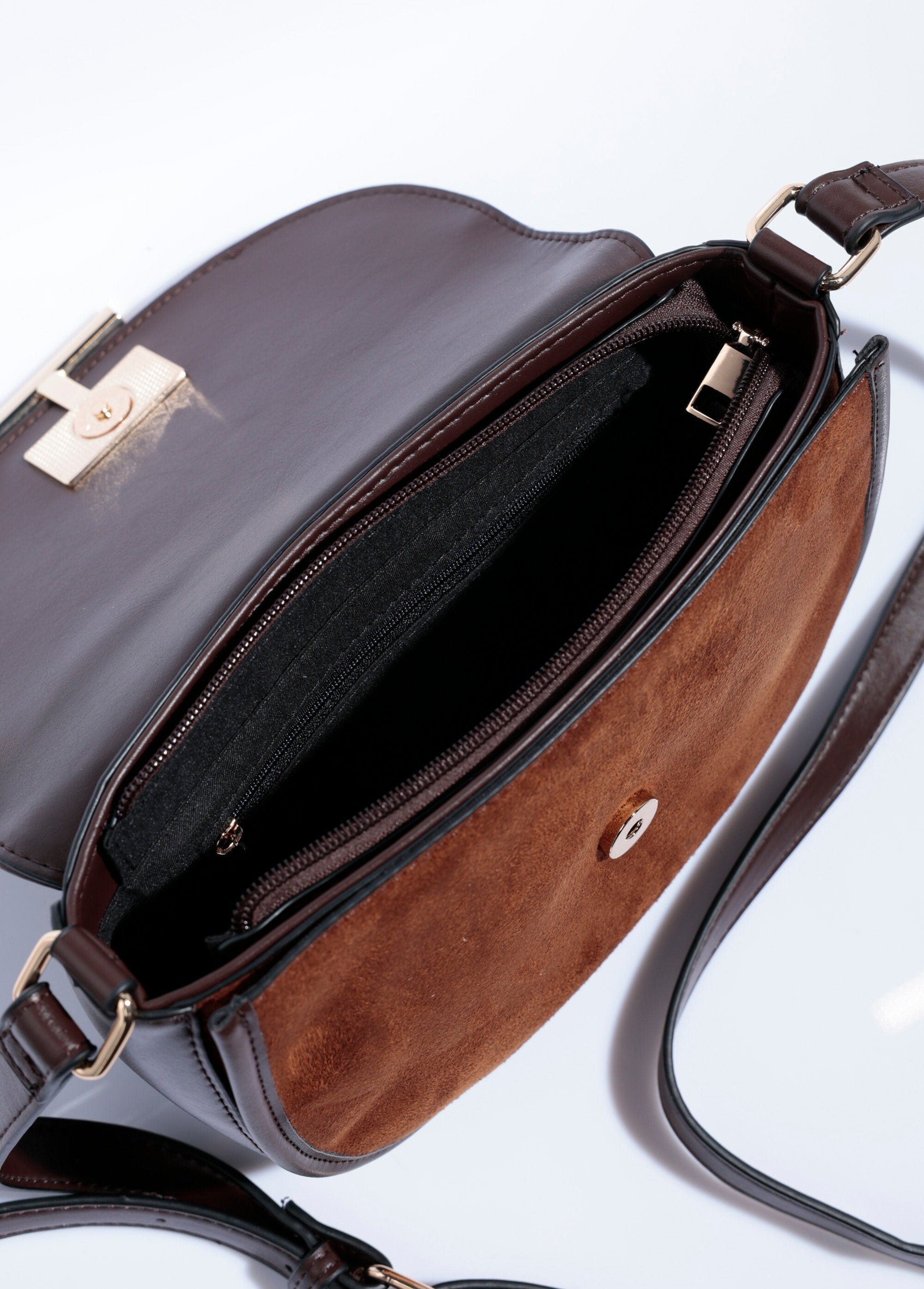 Chique_halve_maan_handtas_van_suède_Camel_DE1_slim