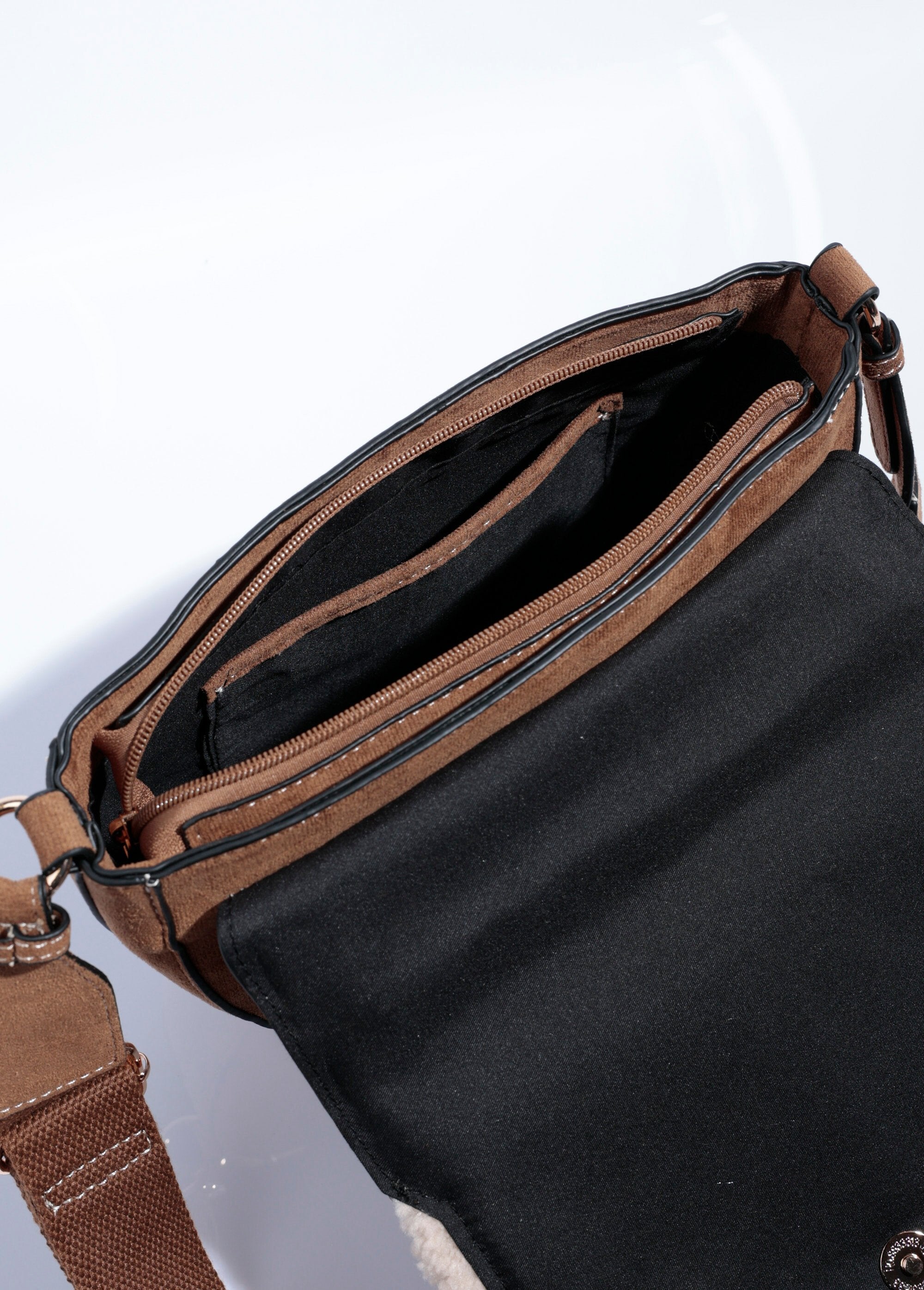 Suedine_en_bont_handtas_halve_maan_Sable_DE1_slim