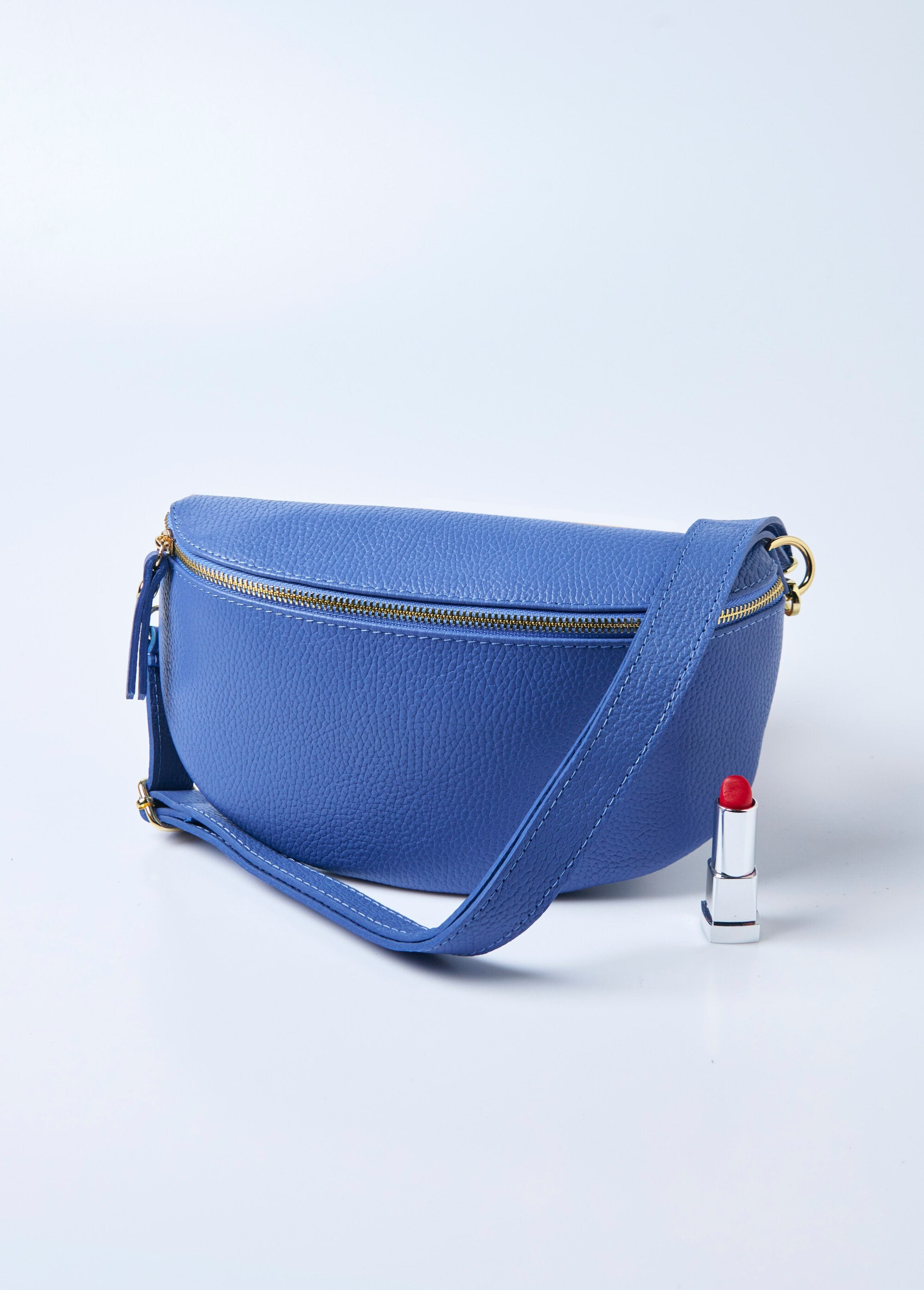 Leren_heuptasje_met_rits_en_schouderriem_Bleu_vif_FA1_slim