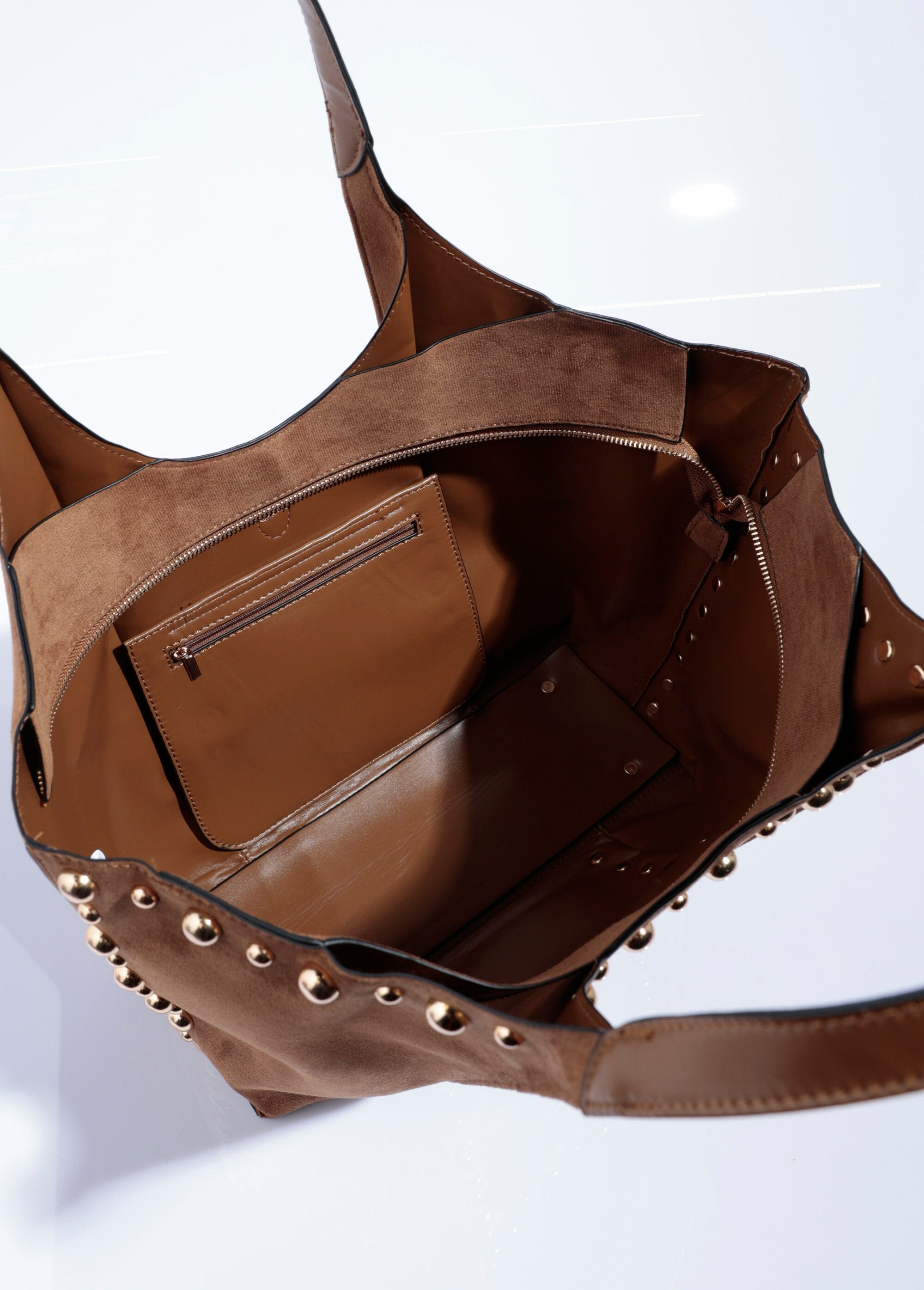 Suedette_tote_bag_met_ronde_metalen_studs_Noisette_DE1_slim