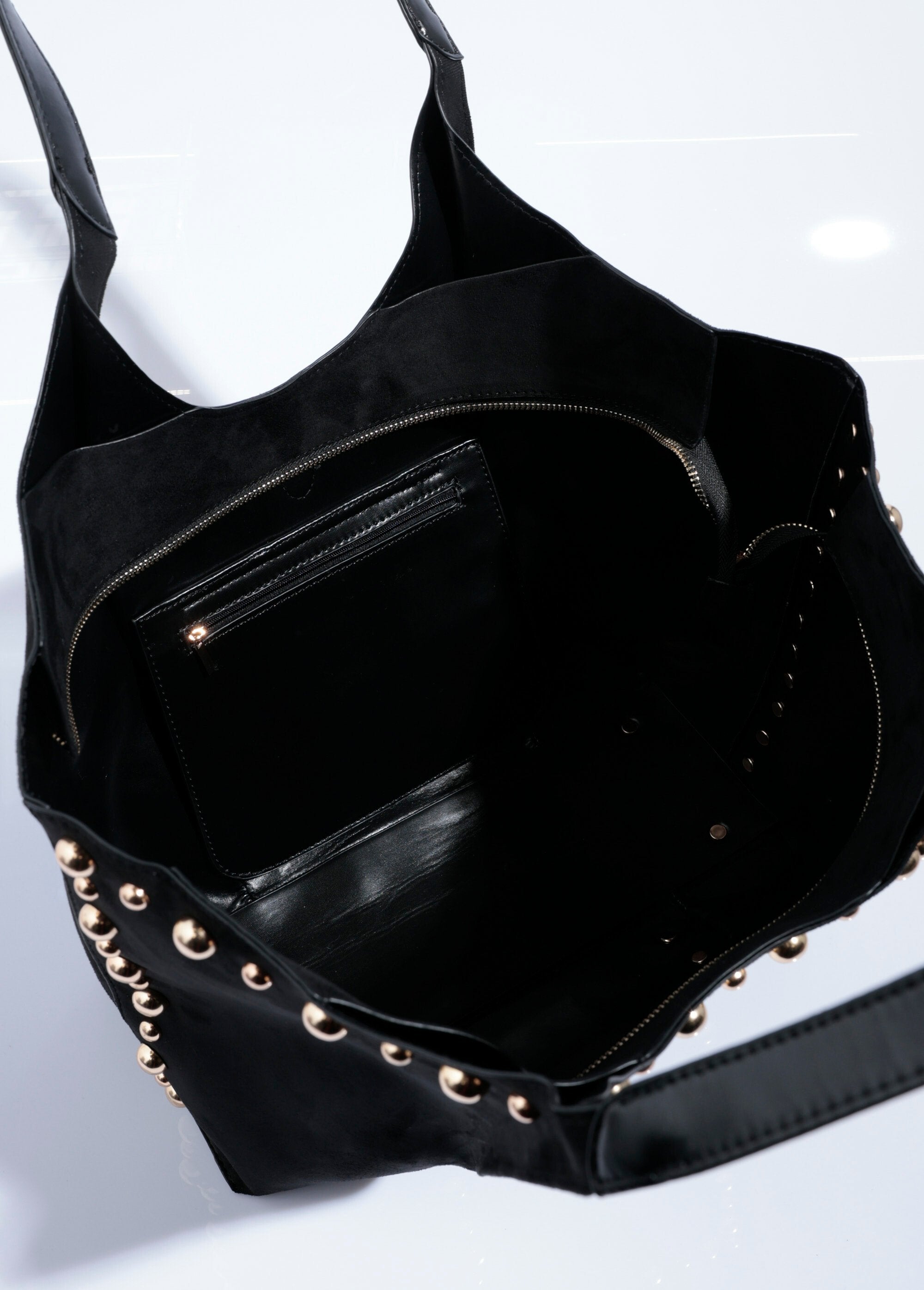 Suedette_tote_bag_met_ronde_metalen_studs_Noir_DE1_slim