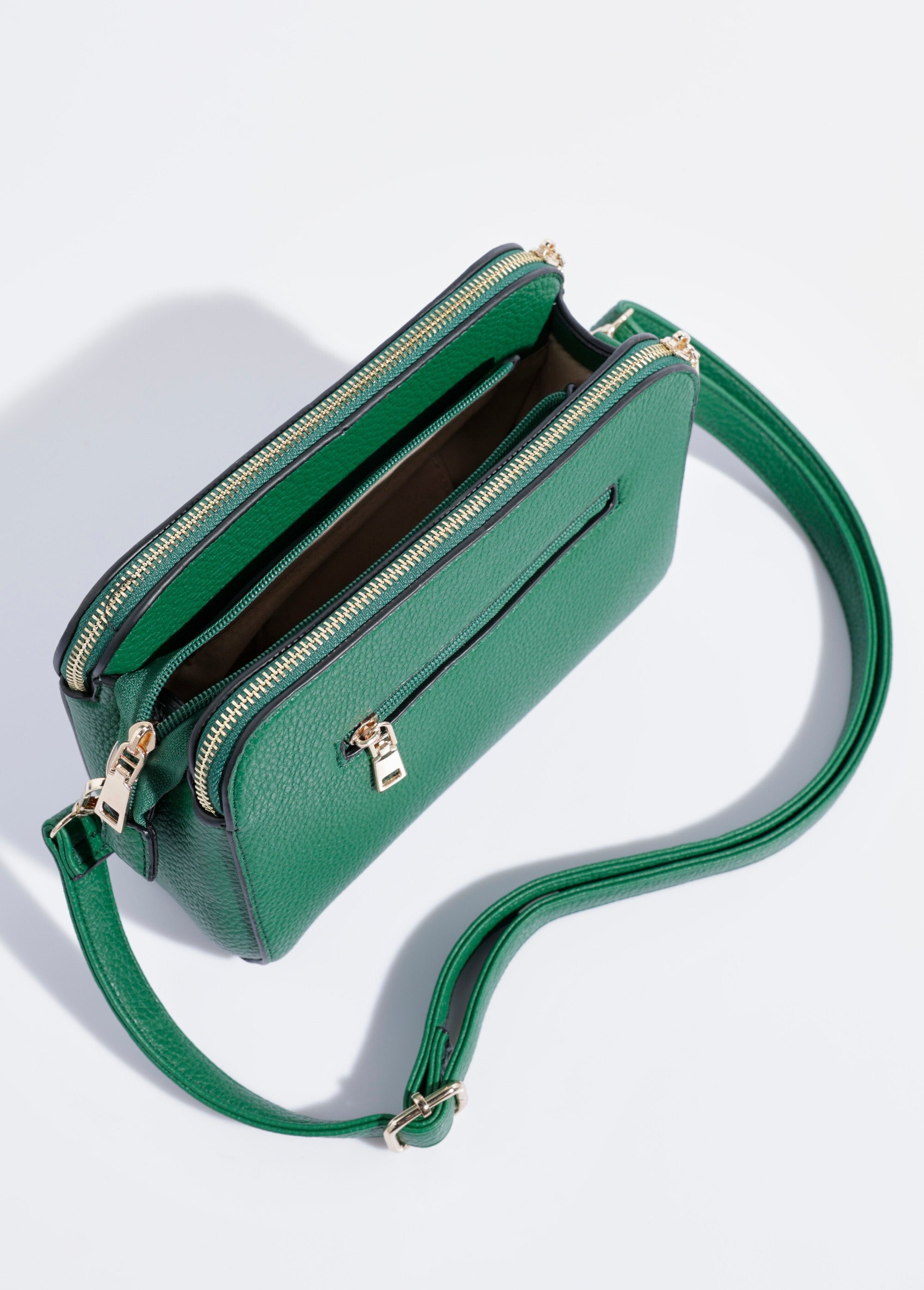 Compacte_tas_met_meerdere_zakken_en_metalen_details_Vert_DE1_slim