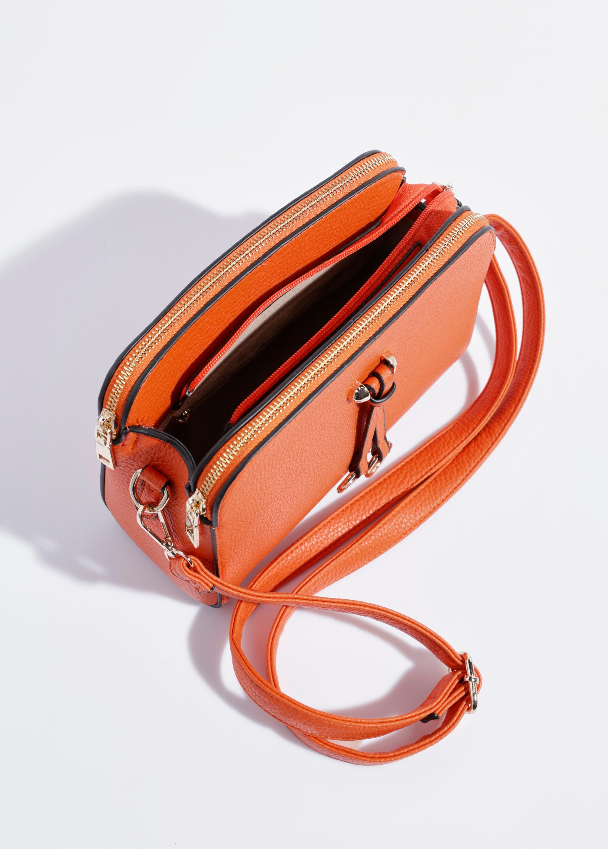 Compacte_tas_met_meerdere_zakken_en_metalen_details_Orange_DE1_slim