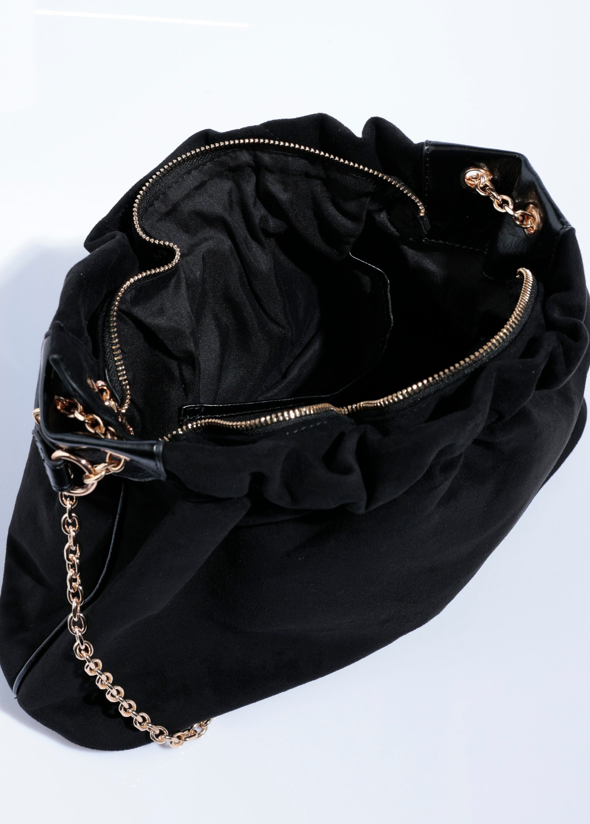 Chique_geplooide_suède_tas_met_metalen_riem_Noir_DE1_slim