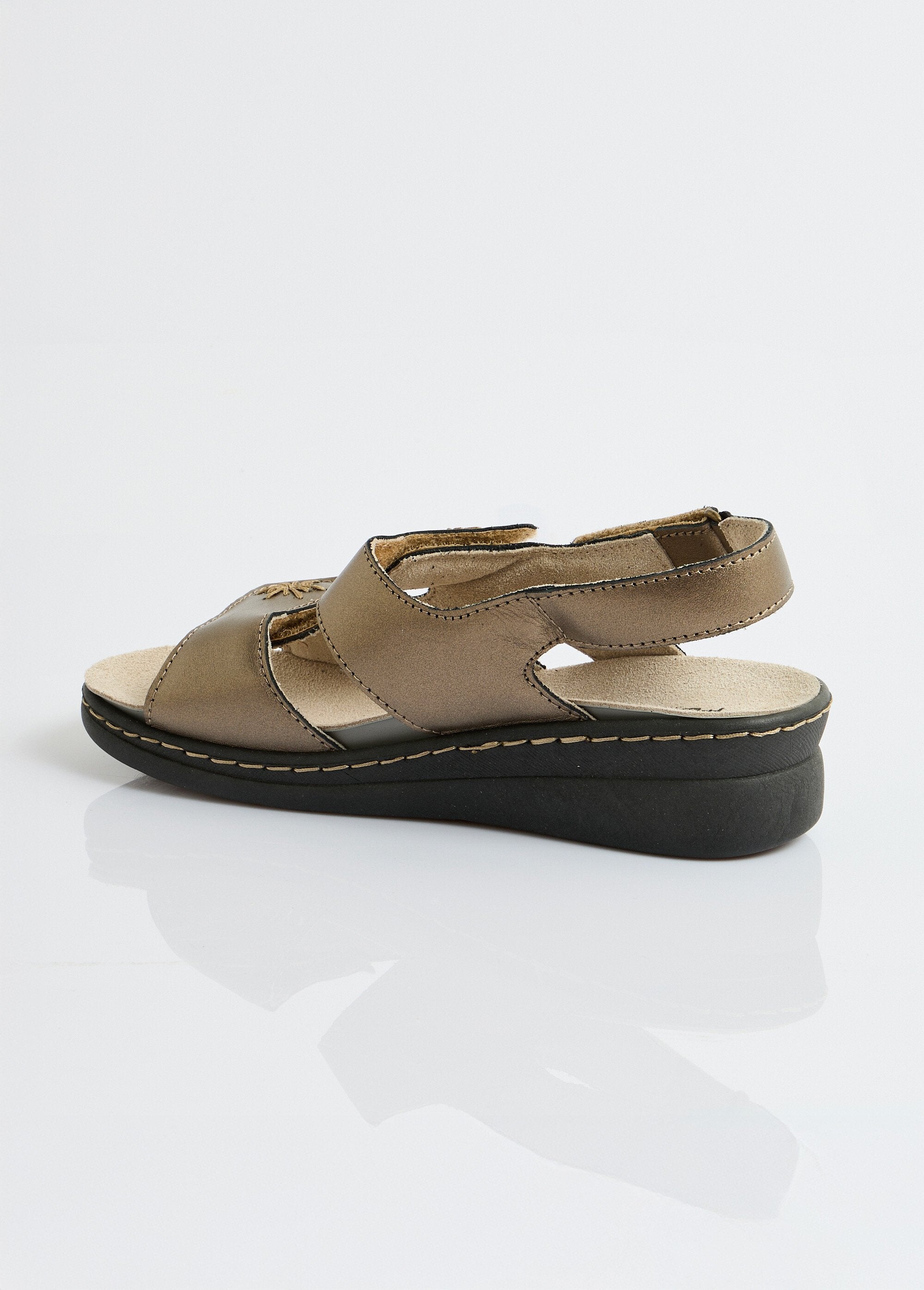 Wijde_geborduurde_leren_sandalen_Bronzen_DO1_slim